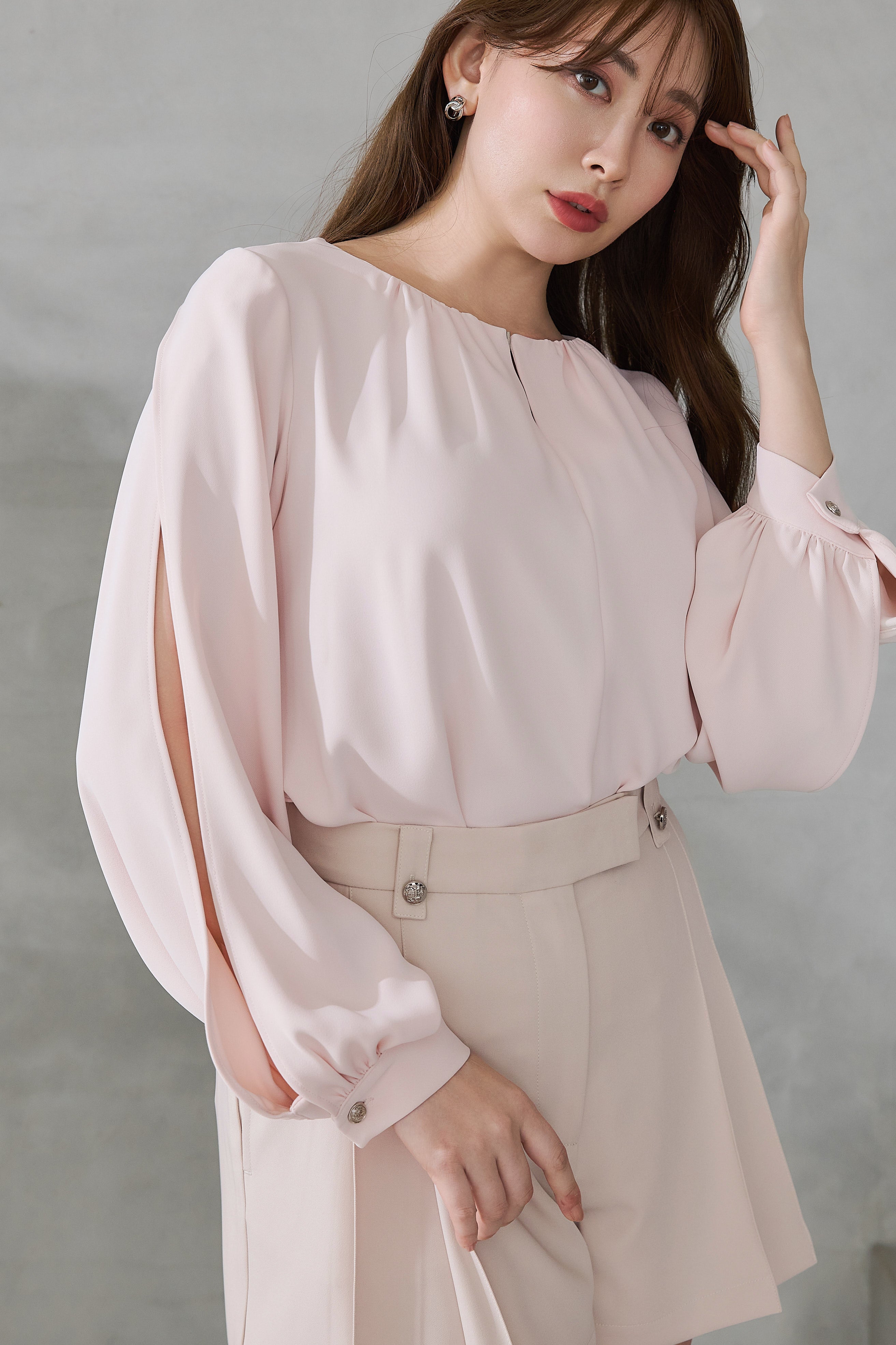 今話題のアイテムを Slit Blouse Sleeve トップス