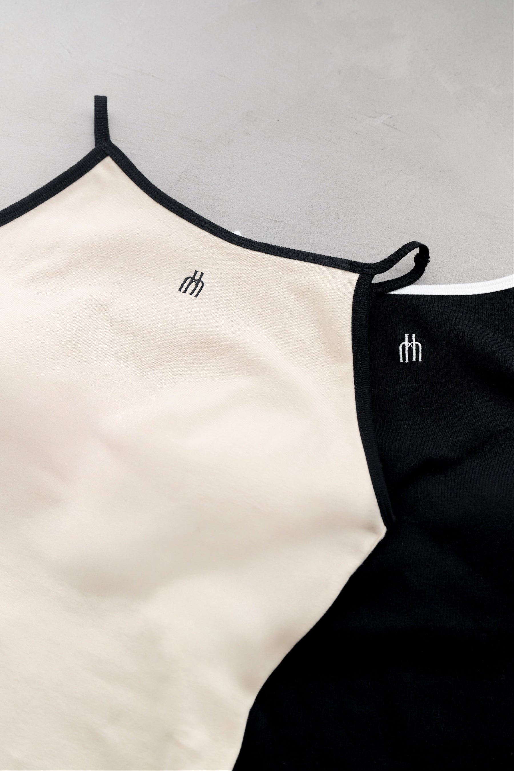 Trois Logo Top