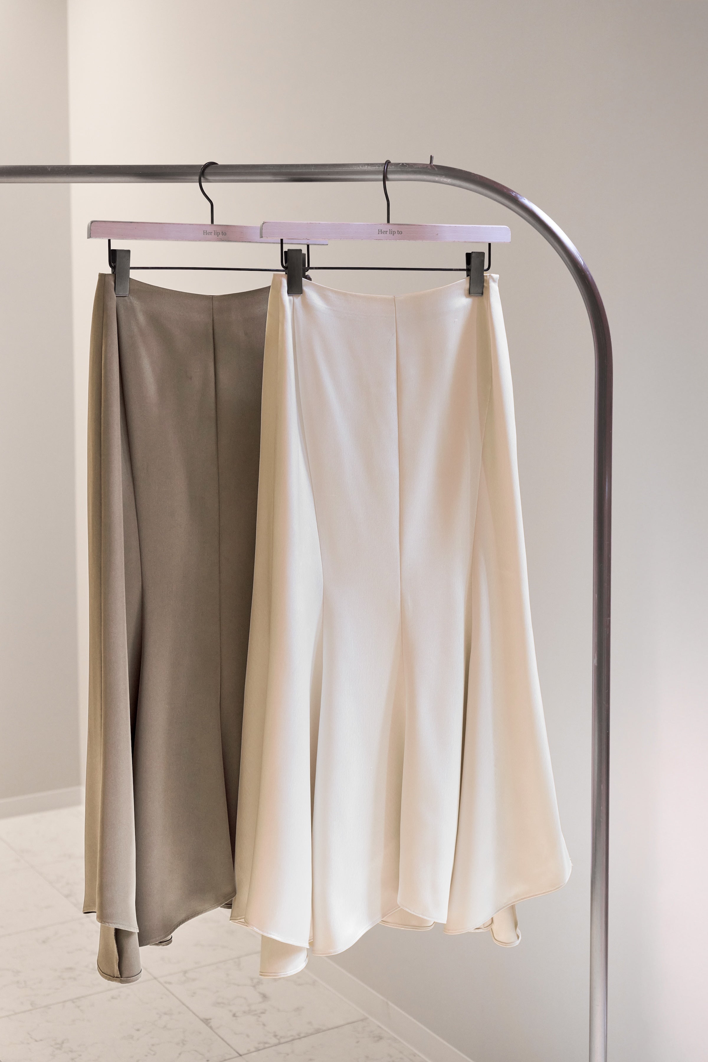 ecru / moss] Asymmetry Hem Satin Skirt