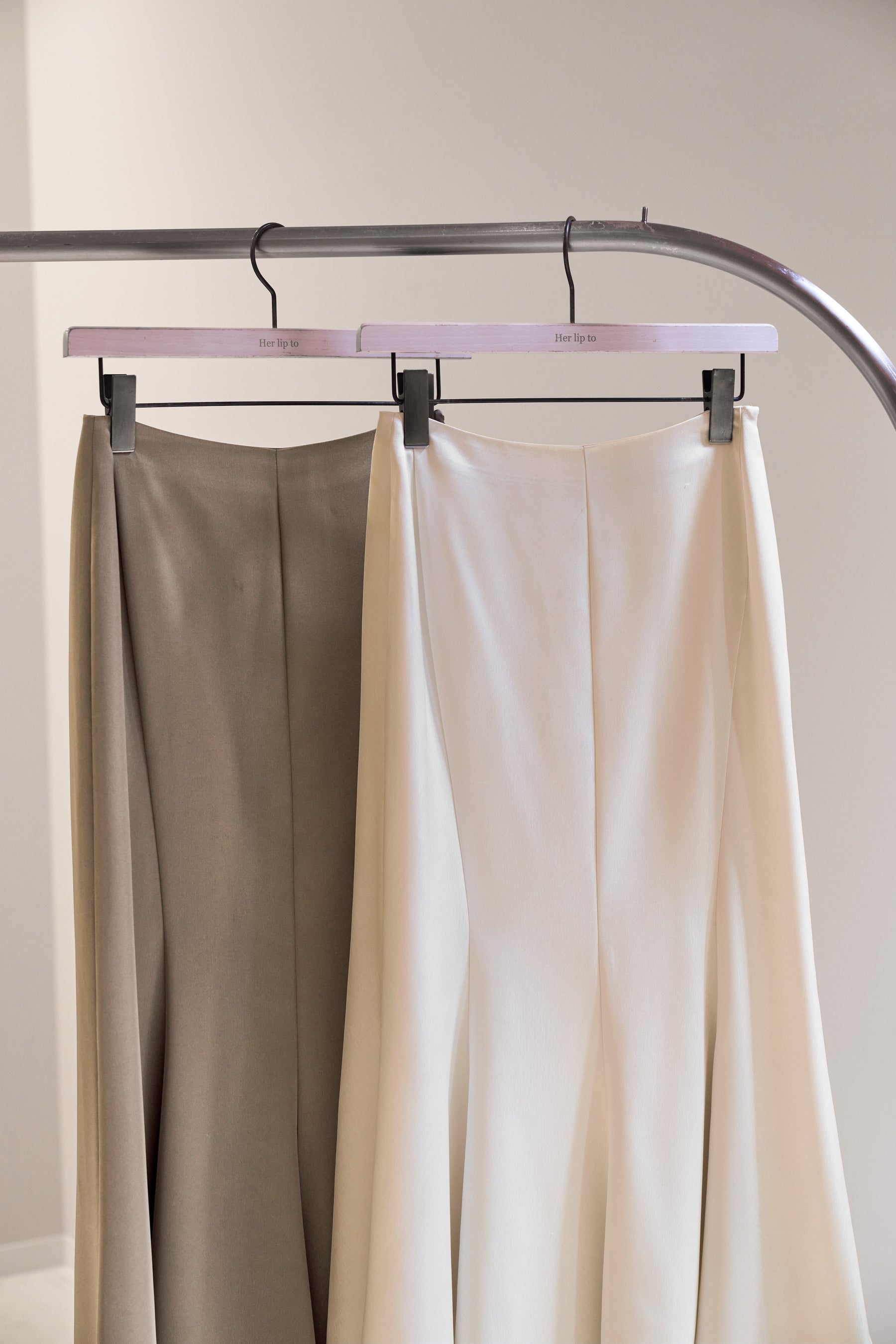 【ecru / moss】Asymmetry Hem Satin Skirt