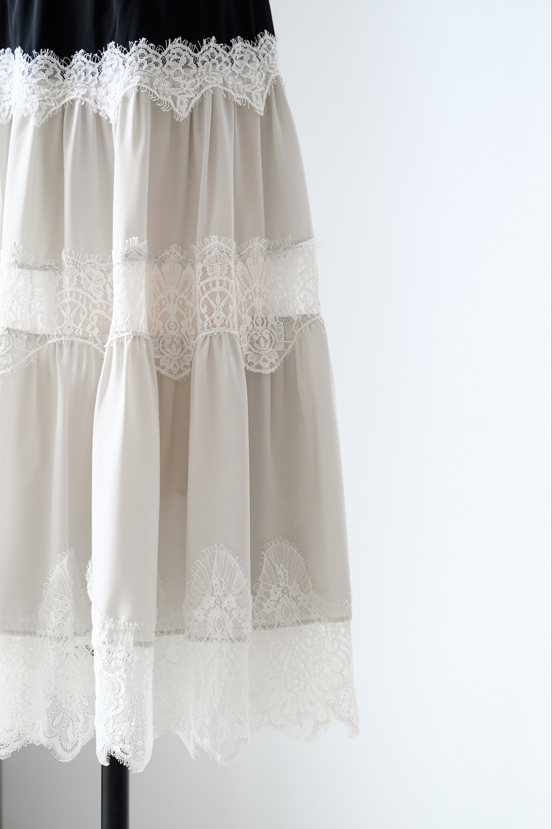 【8月上旬発送】Isa Tiered Lace Cami Dress