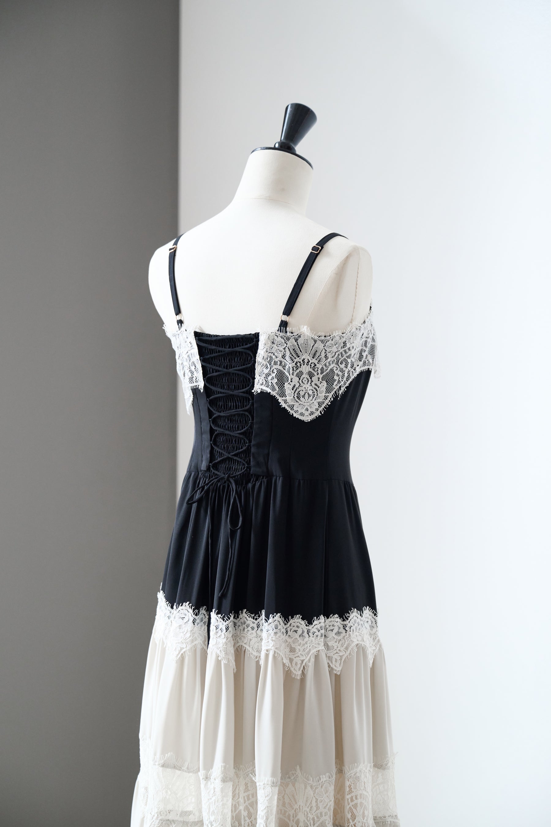 【8月上旬発送】Isa Tiered Lace Cami Dress