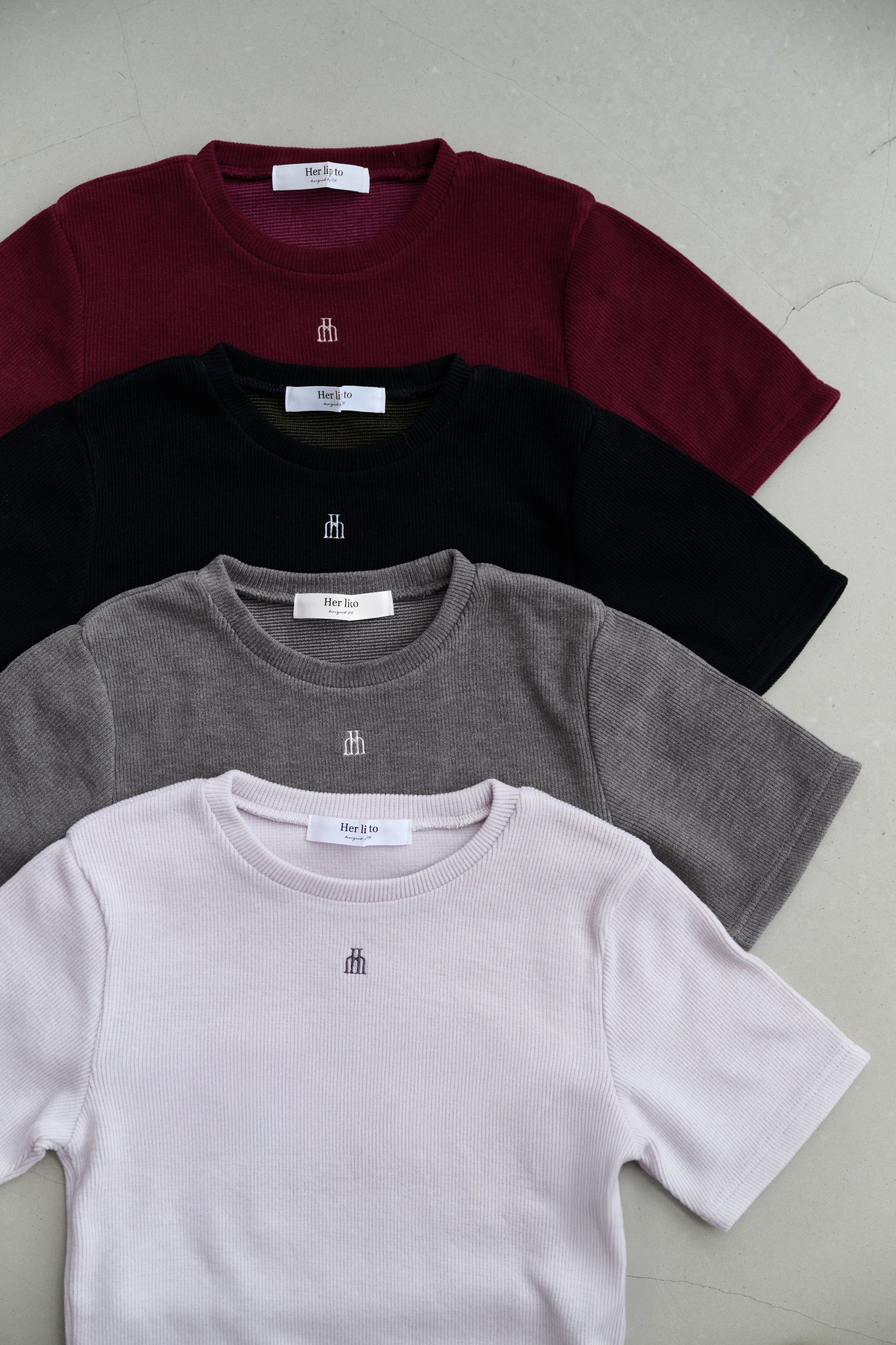 【新色】Trois Logo Ribbed Tee