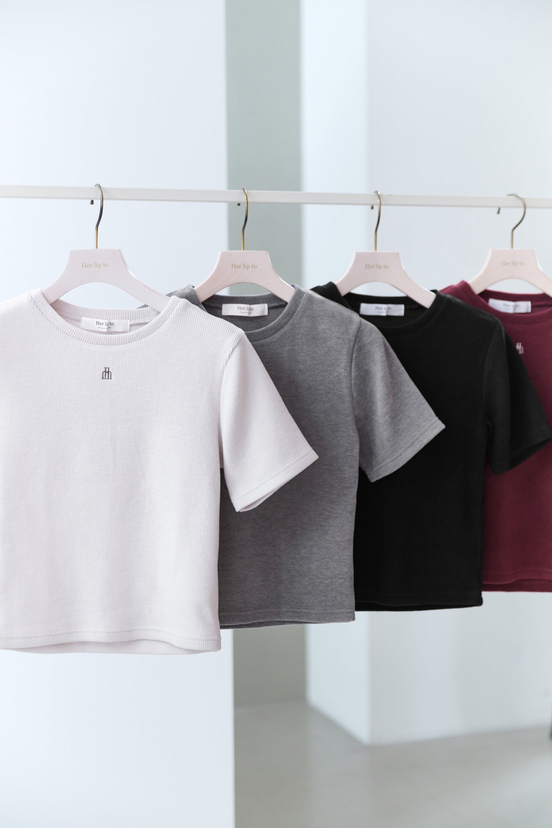 【新色】Trois Logo Ribbed Tee