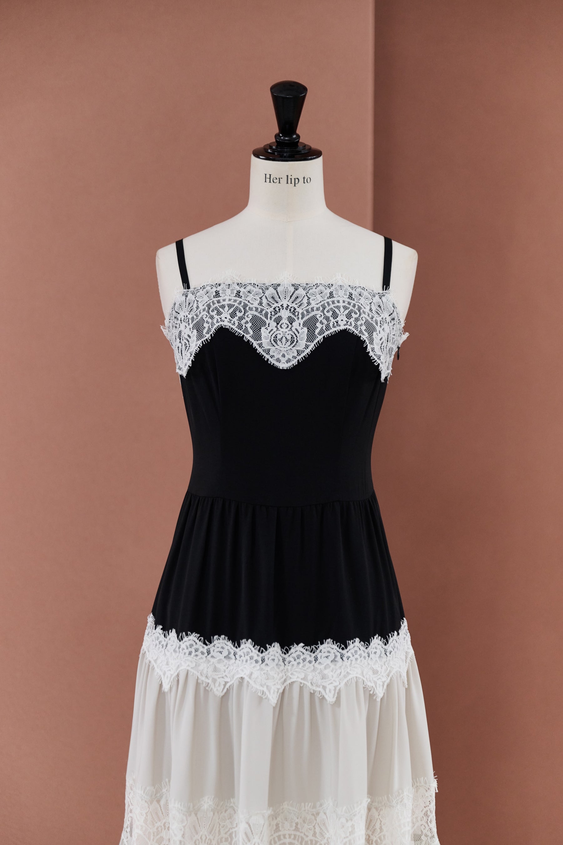 【8月上旬発送】Isa Tiered Lace Cami Dress