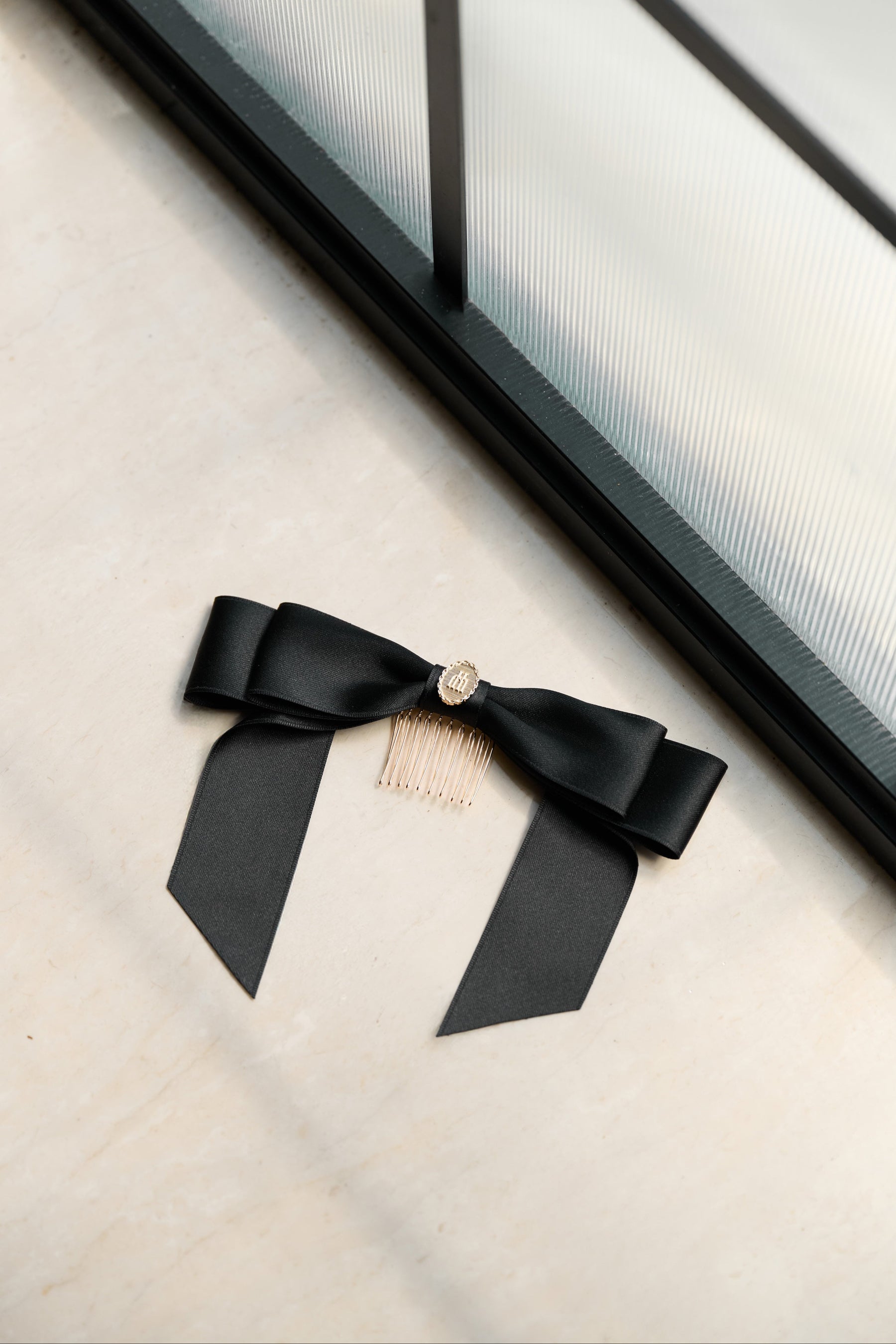 Trois Logo Coin Comb