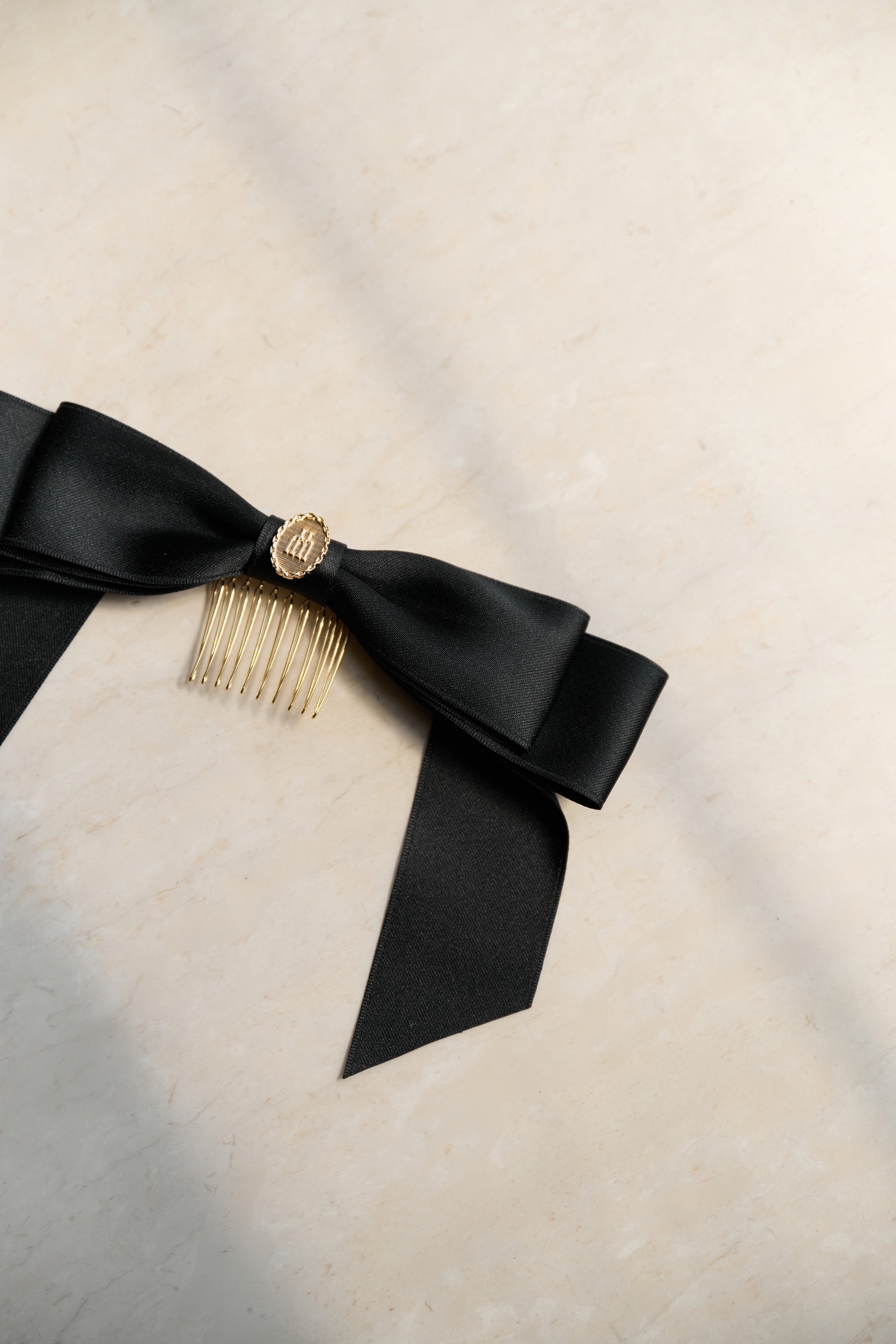Trois Logo Coin Comb
