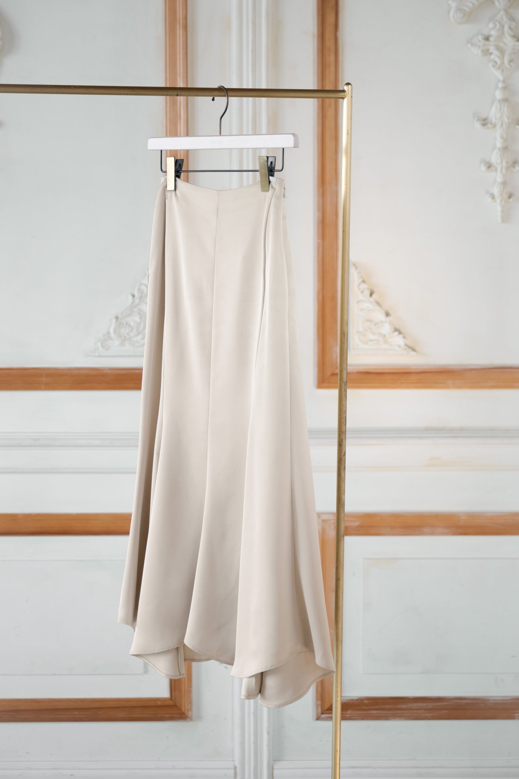 【ecru / moss】Asymmetry Hem Satin Skirt
