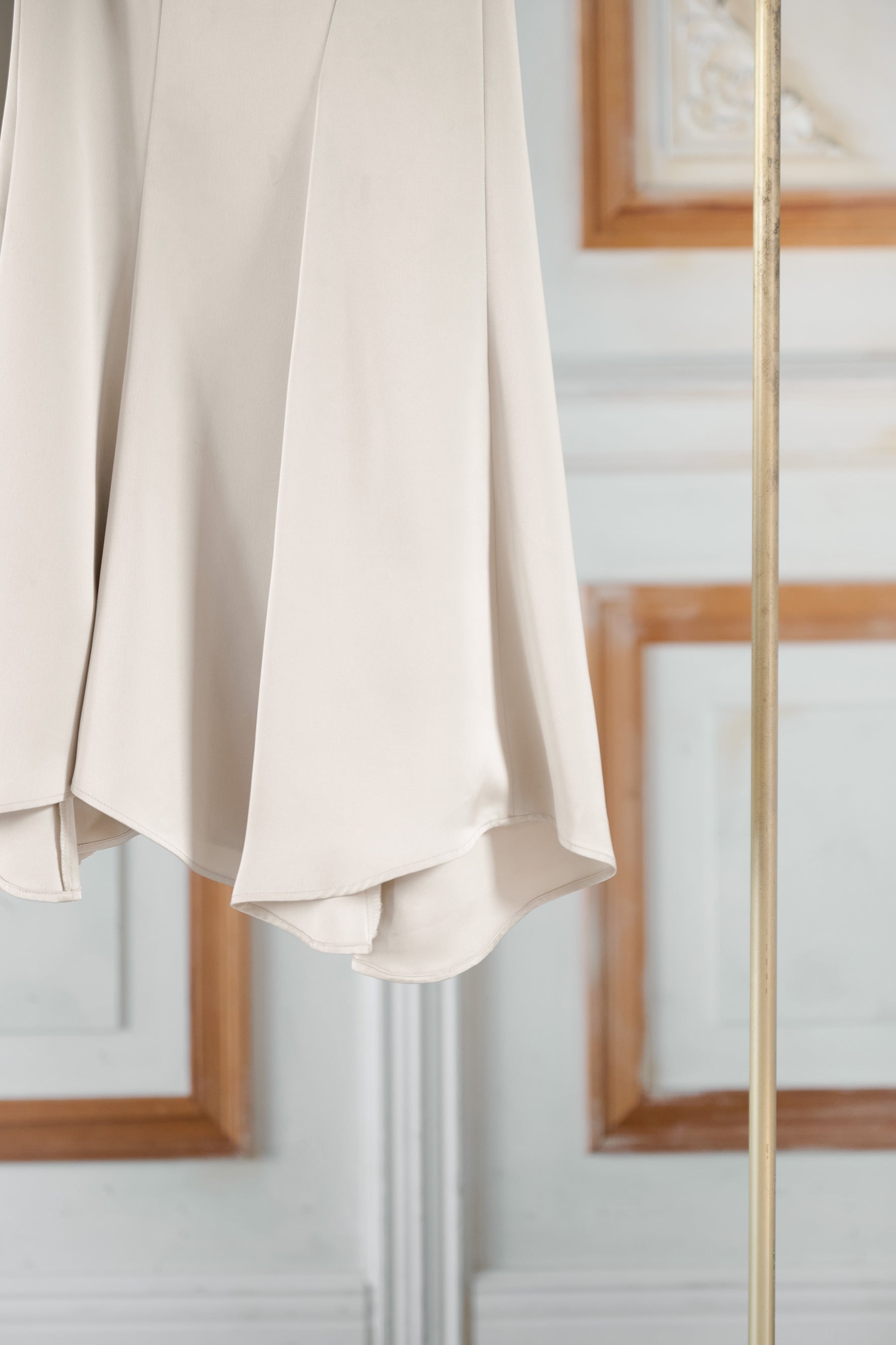 【ecru / moss】Asymmetry Hem Satin Skirt