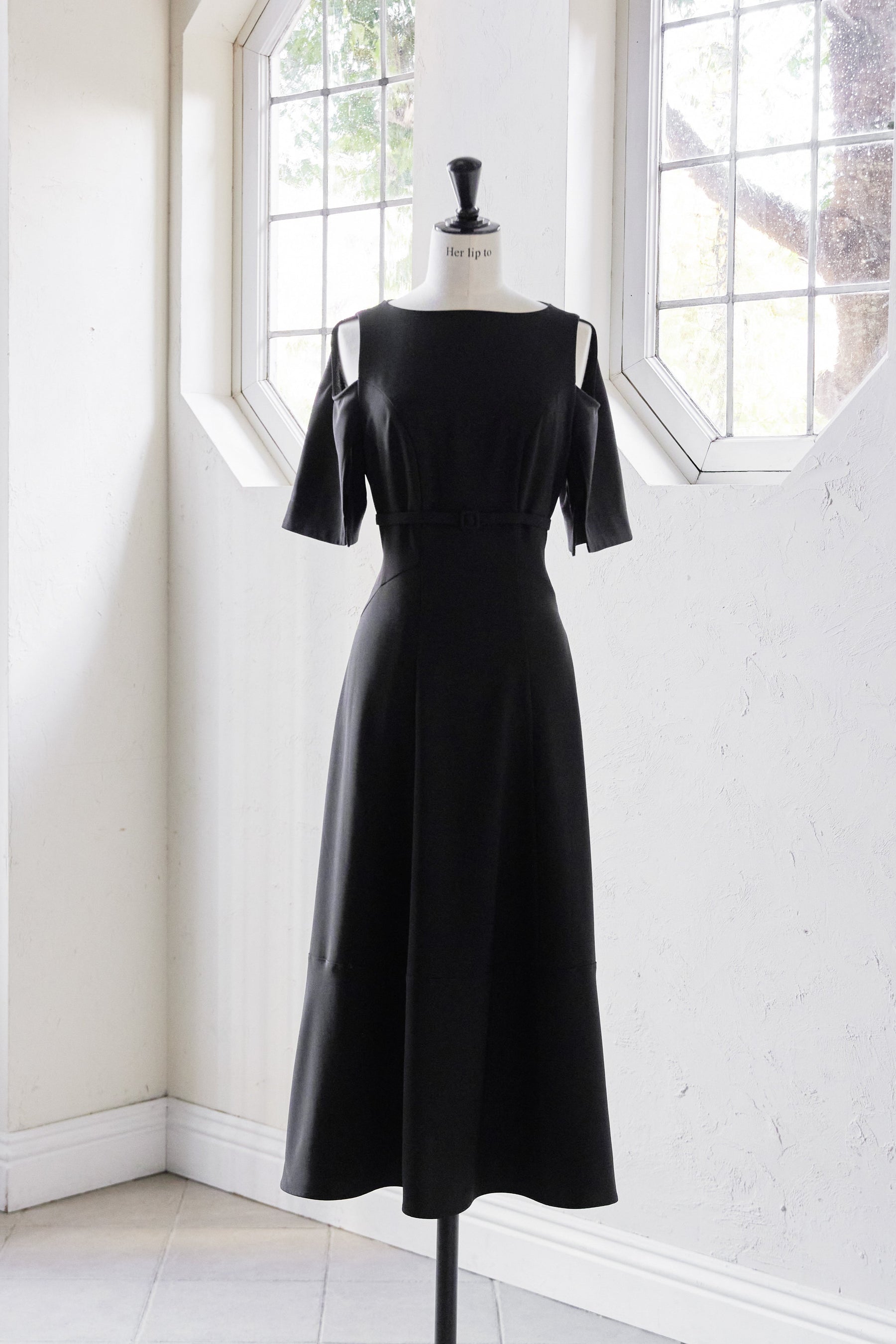 【新色】Adelaide Slit Sleeve Belted Dress