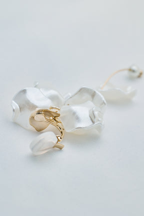 【6月上旬発送】Clear Flower Gold Tone Earrings