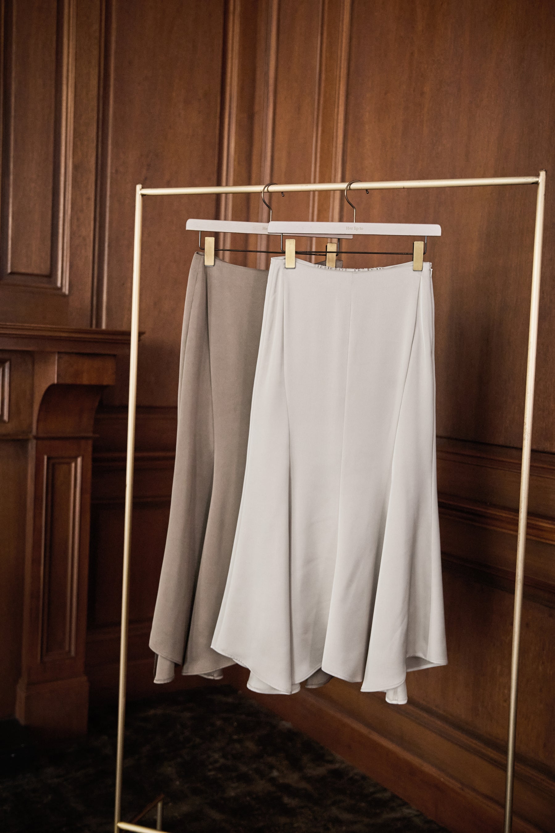 【ecru / moss】Asymmetry Hem Satin Skirt