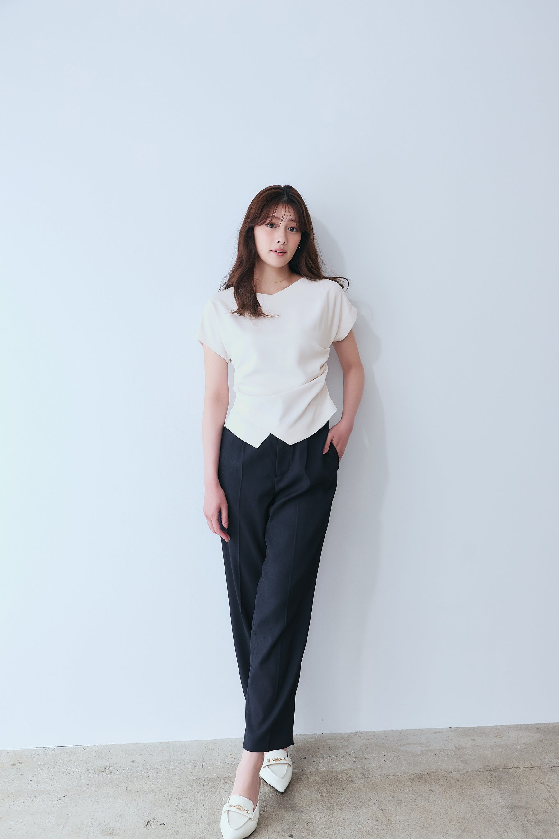 Essentia] Asymmetric-Hem Gathered Top