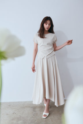  [Ships in last July] [Essentia] Asymmetric-Hem Gathered Top