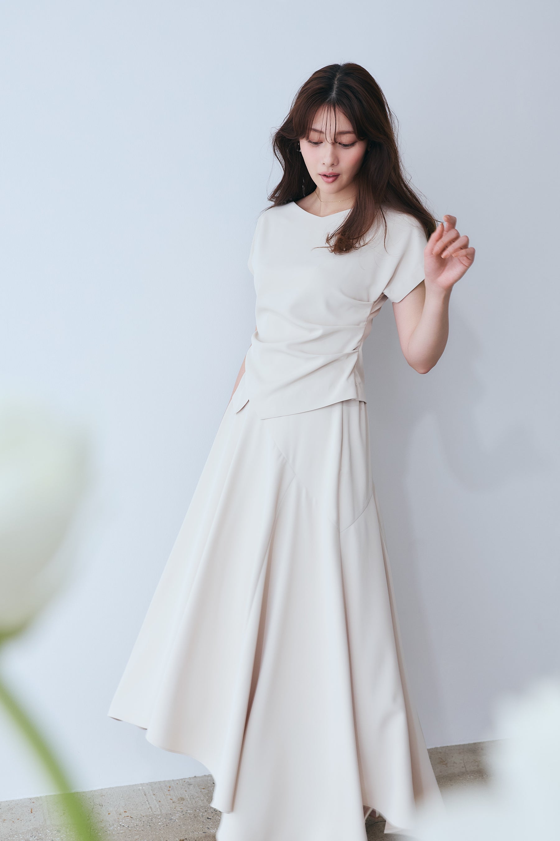 ［Essentia］Asymmetric-Hem Gathered Top Essentia] Asymmetric-Hem Gathered Top