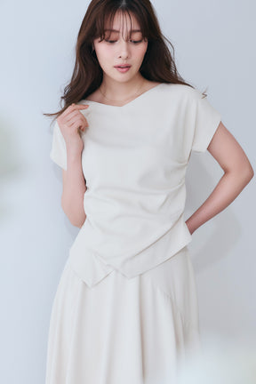  [Ships in last July] [Essentia] Asymmetric-Hem Gathered Top
