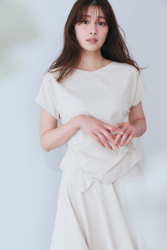 ［Essentia］Asymmetric-Hem Gathered Top