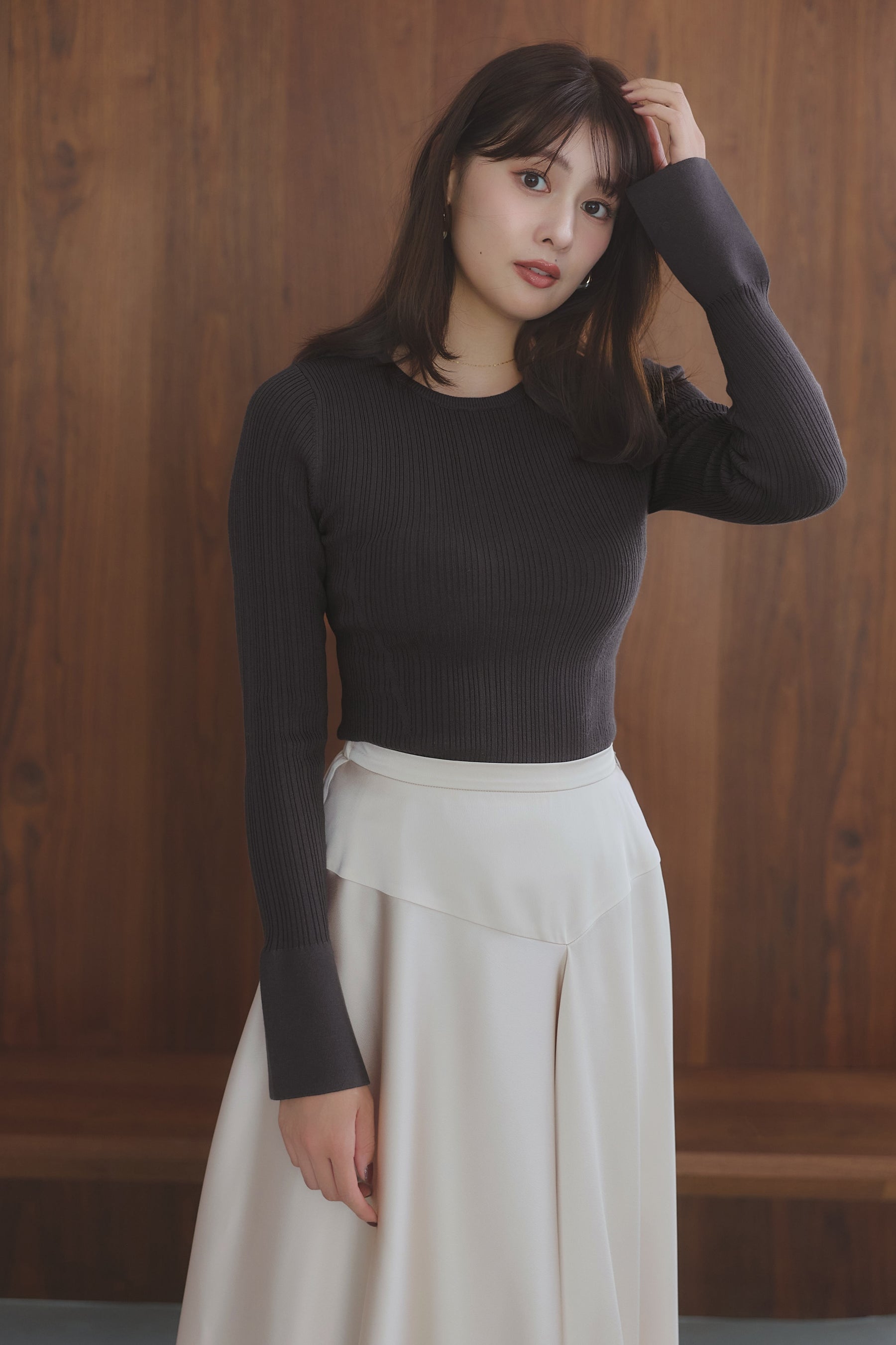 [Ships in last September]［Essentia］Asymmetric-Hem Satin Skirt