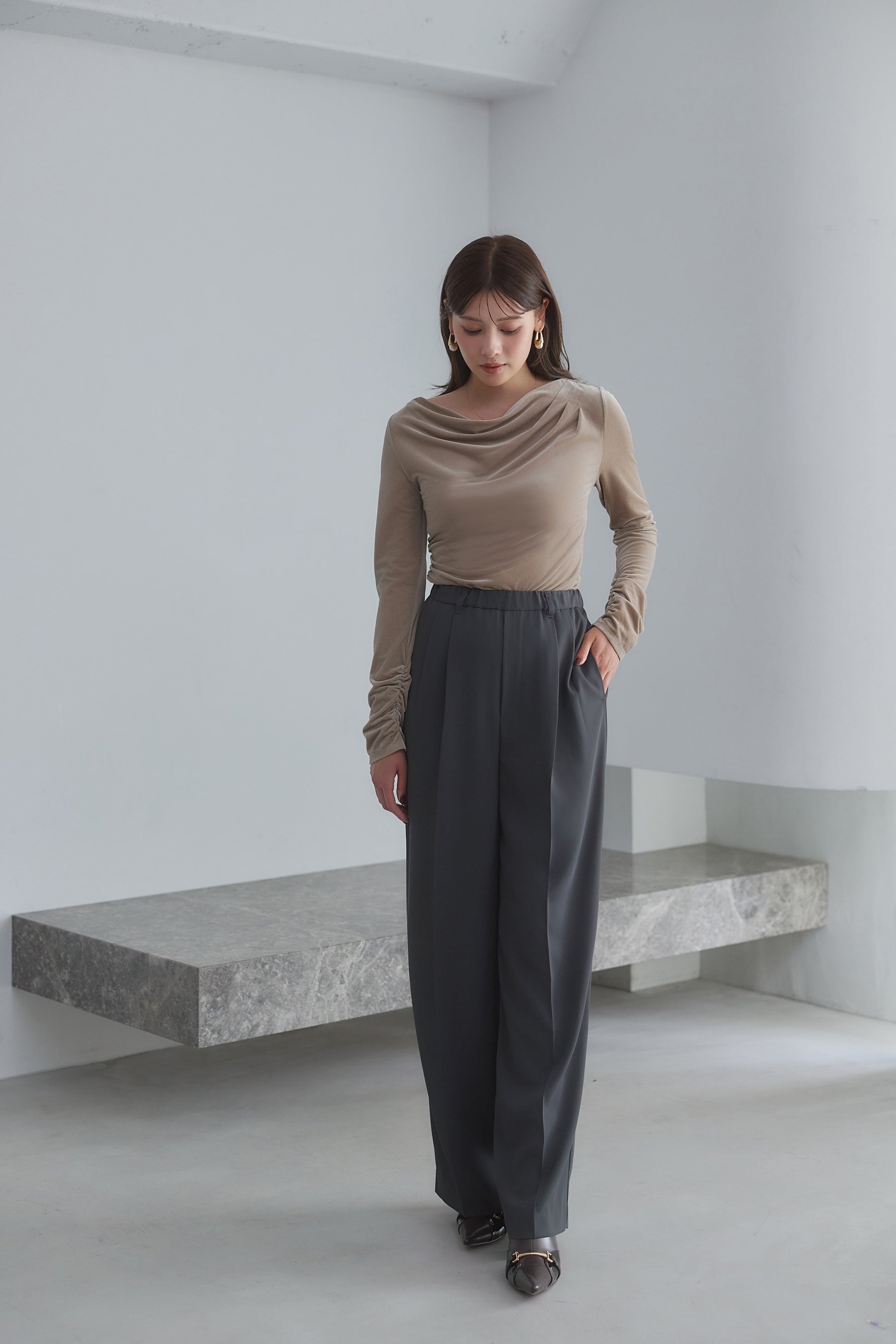[Ships in early October] ［Essentia］Velour Drape Neck Top