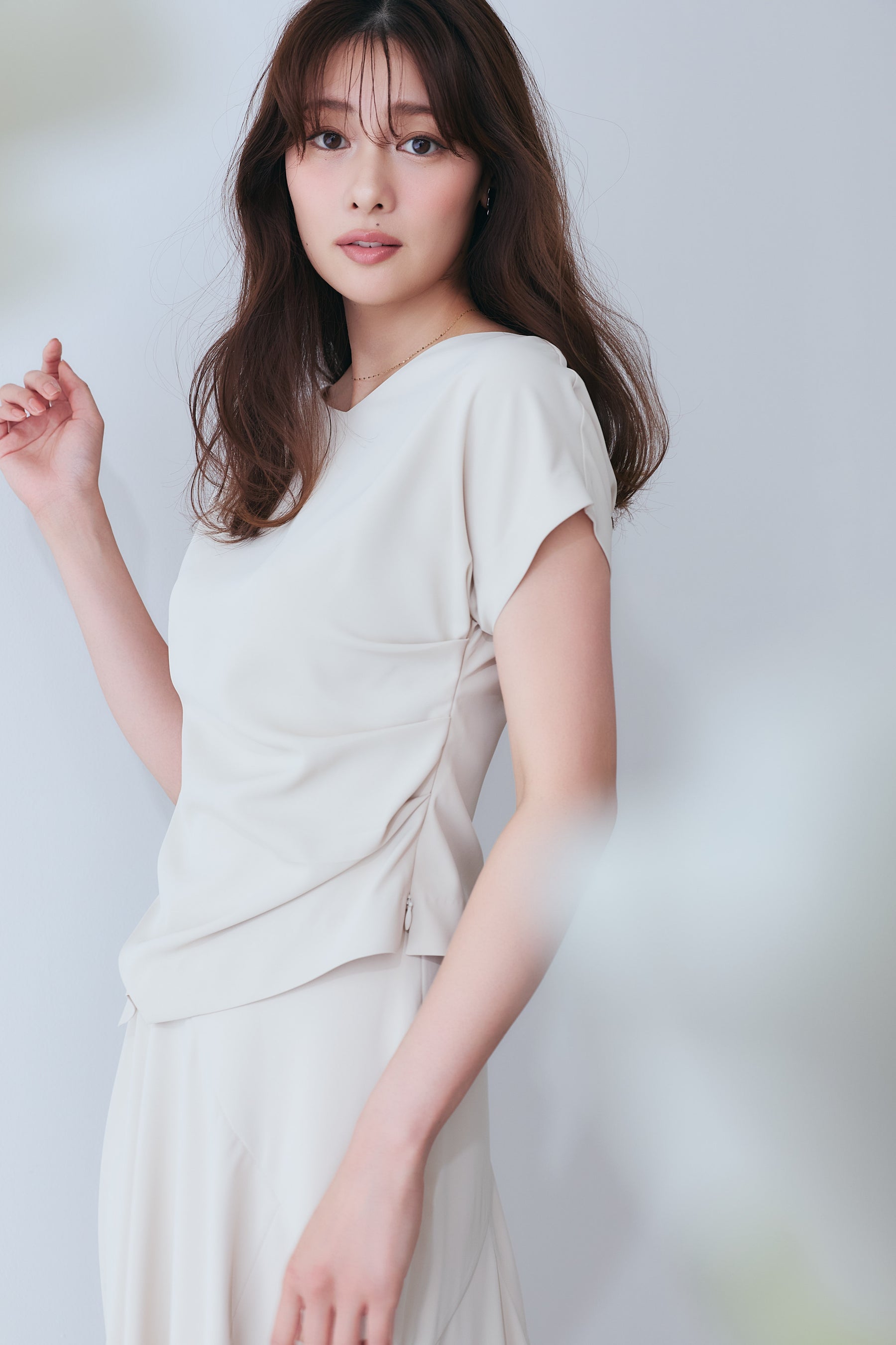  [Ships in last July] [Essentia] Asymmetric-Hem Gathered Top