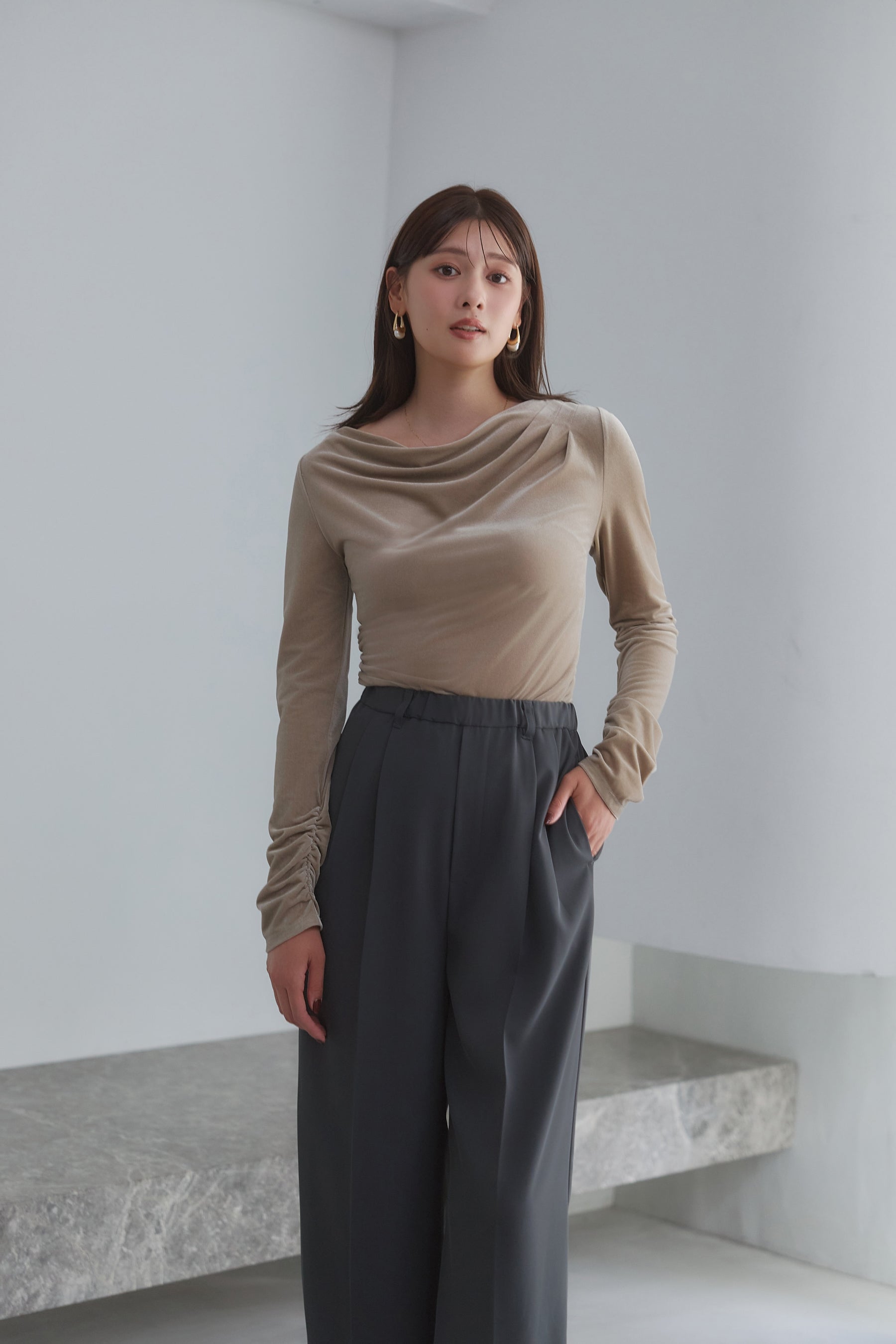 [Ships in early October] ［Essentia］Velour Drape Neck Top