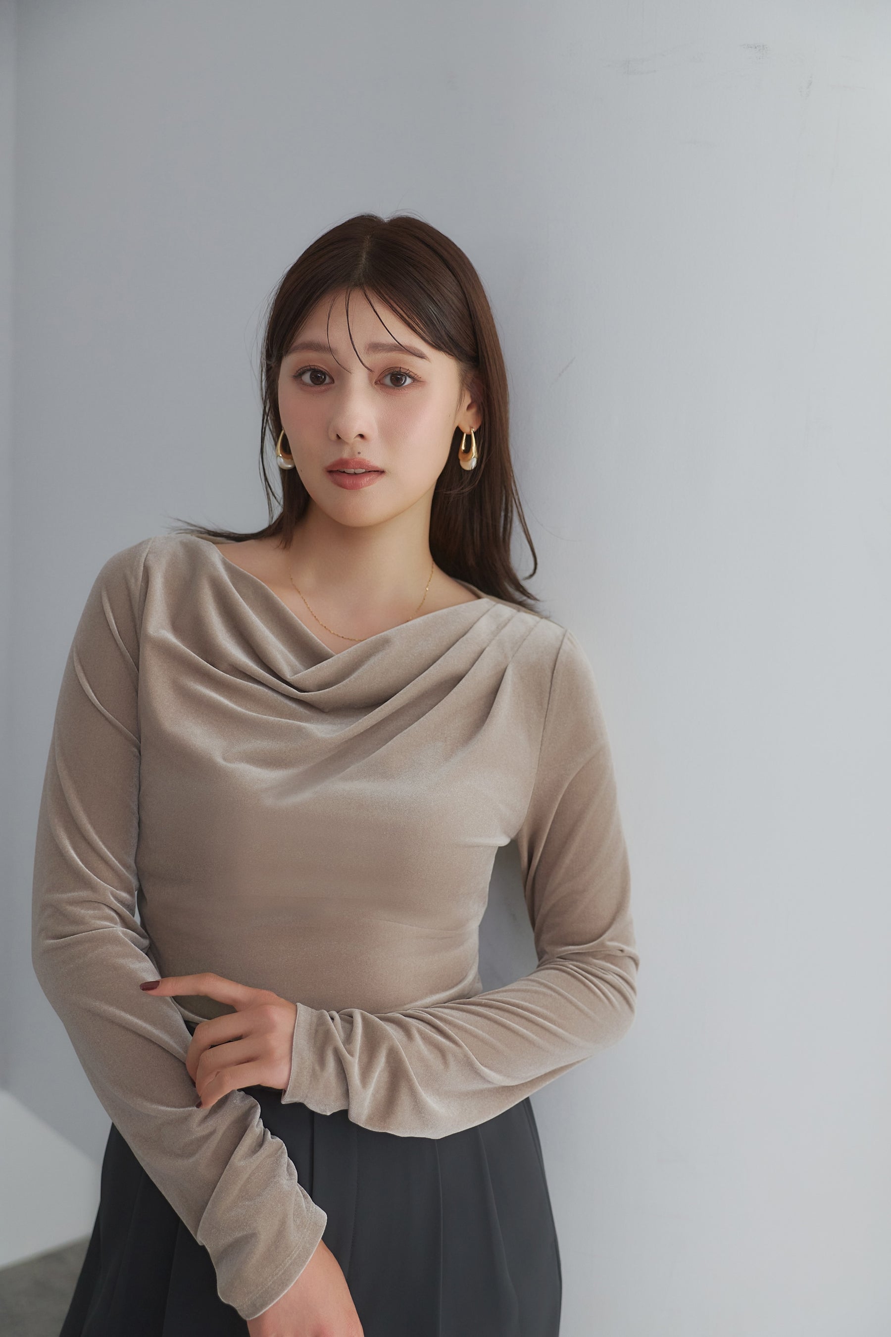[Ships in early October] ［Essentia］Velour Drape Neck Top