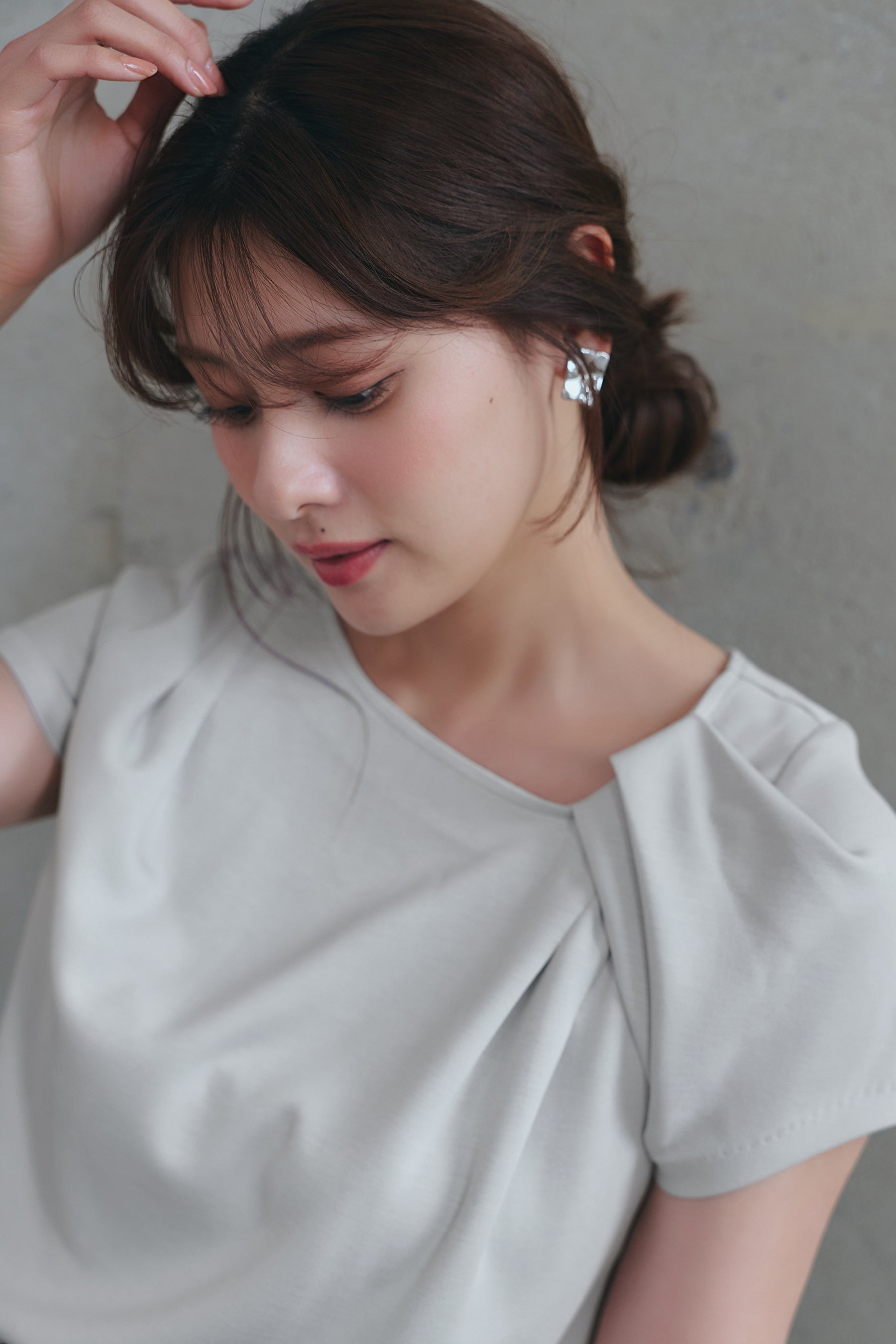 ［Essentia］Asymmetrical Tuck Top