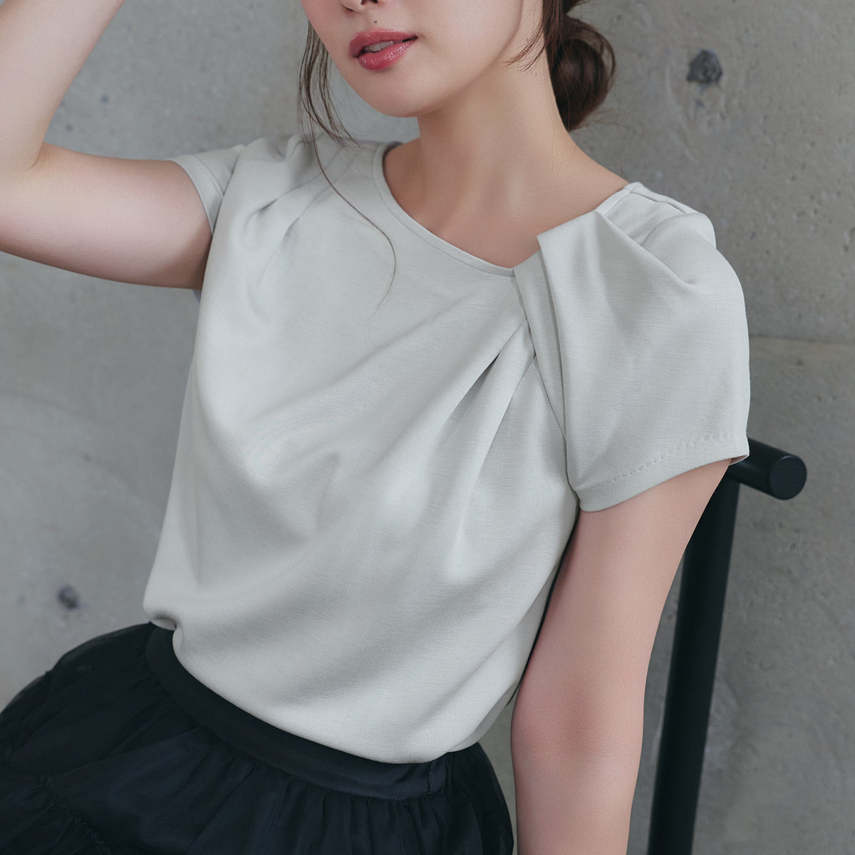 Essentia］Asymmetrical Tuck Top
