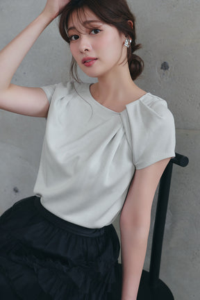 ［Essentia］Asymmetrical Tuck Top