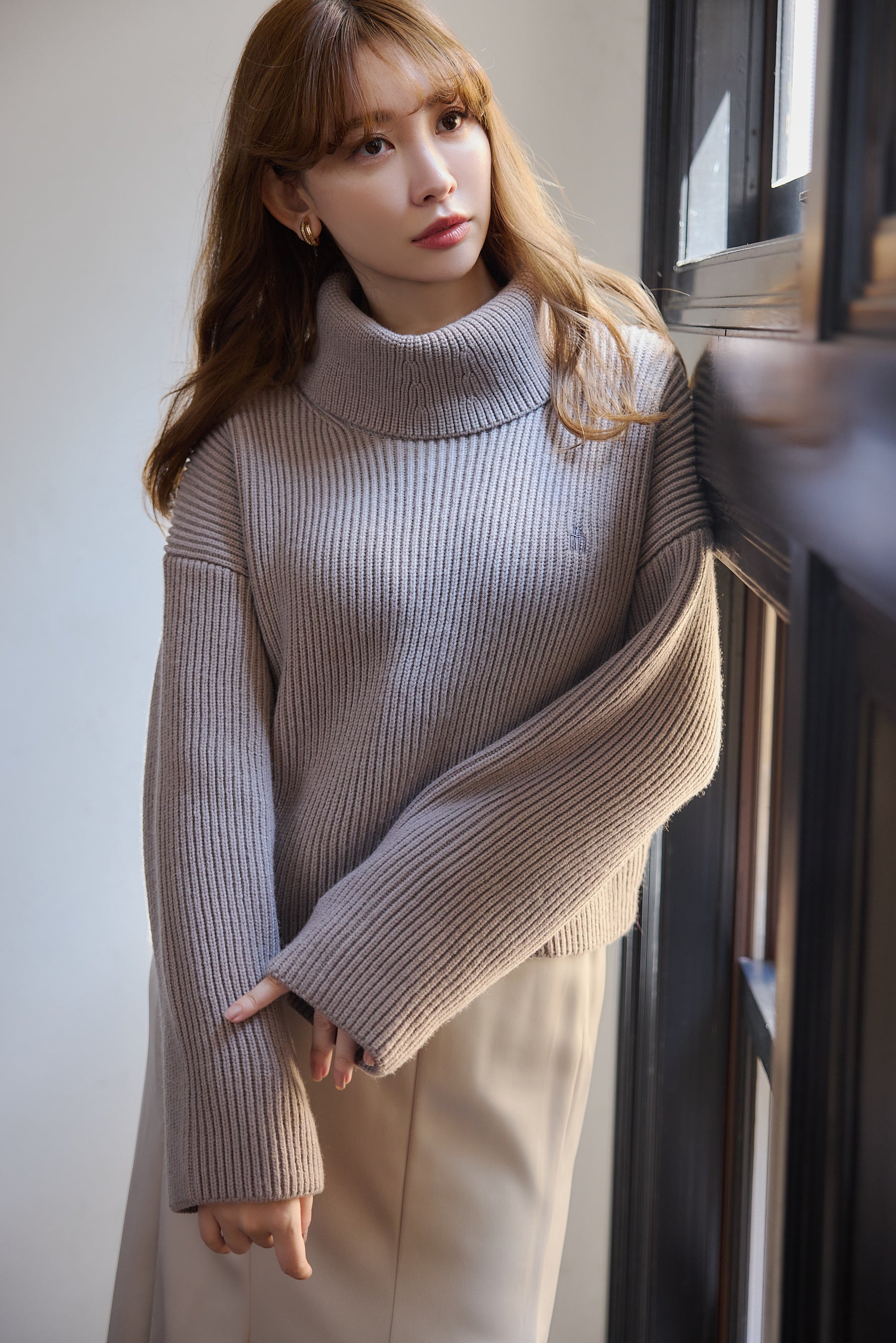 Trois Logo Turtleneck Knit Pullover