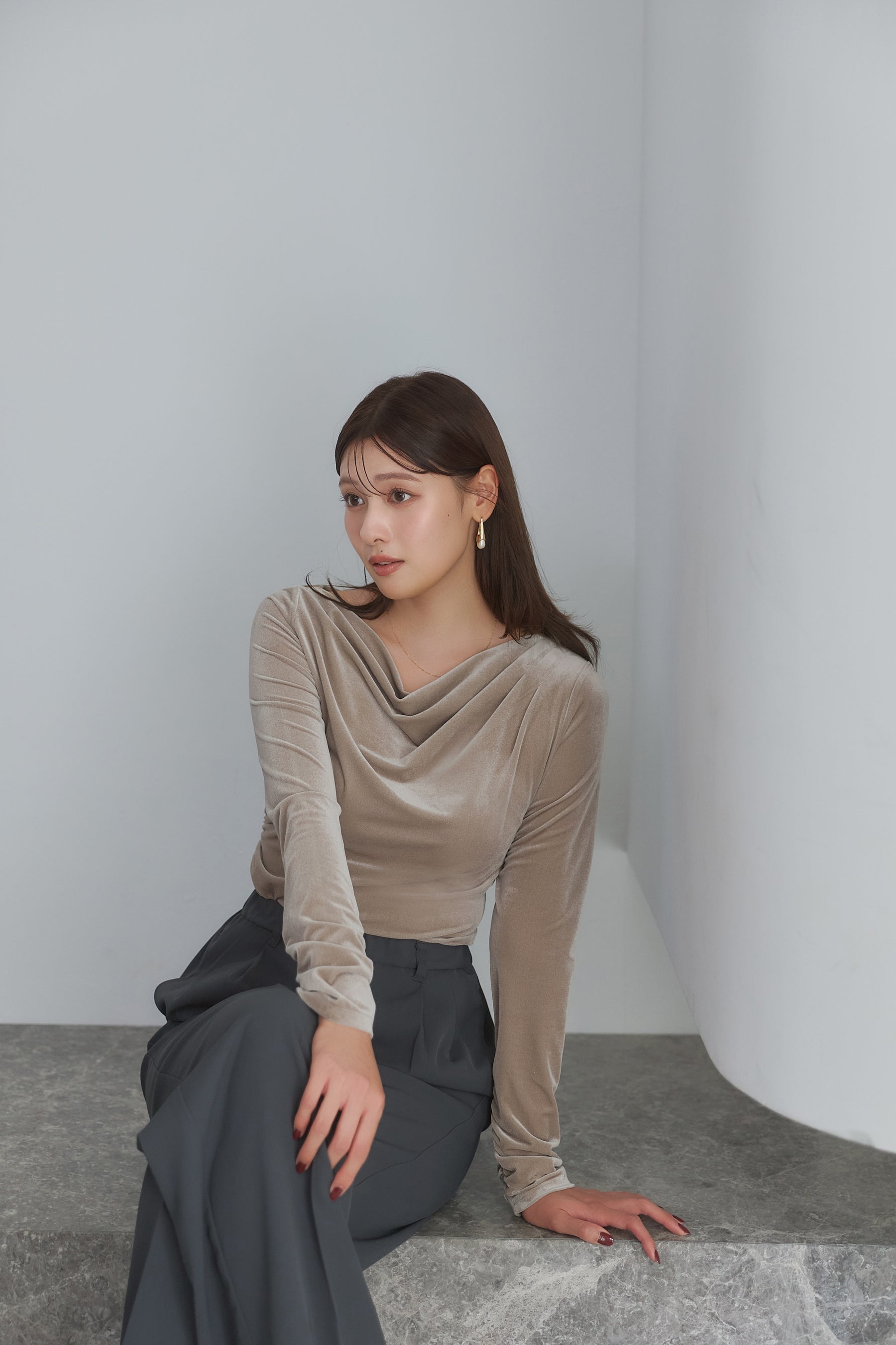 [Ships in early October] ［Essentia］Velour Drape Neck Top
