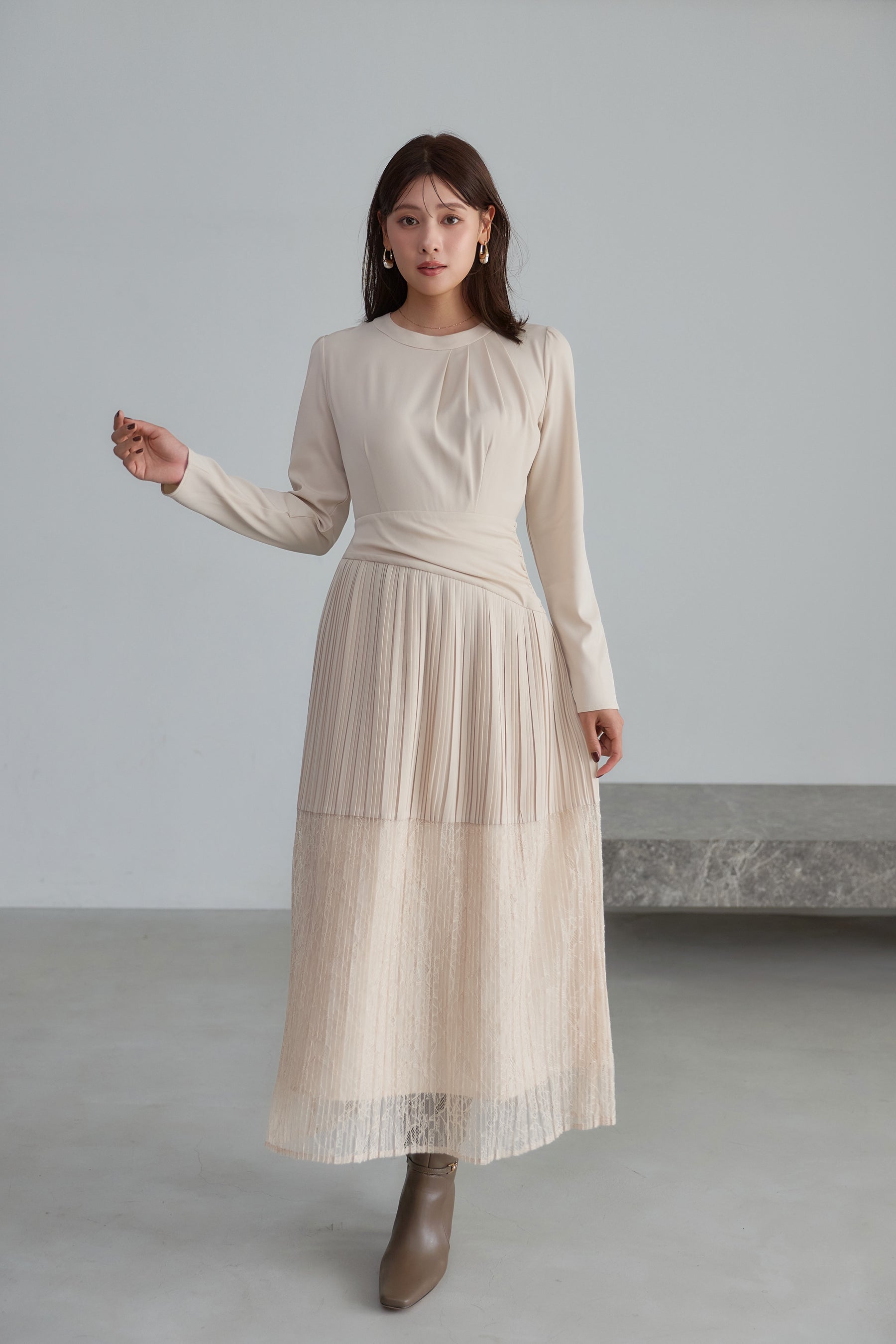 ［Essentia］Pleated Lace Docking Dress