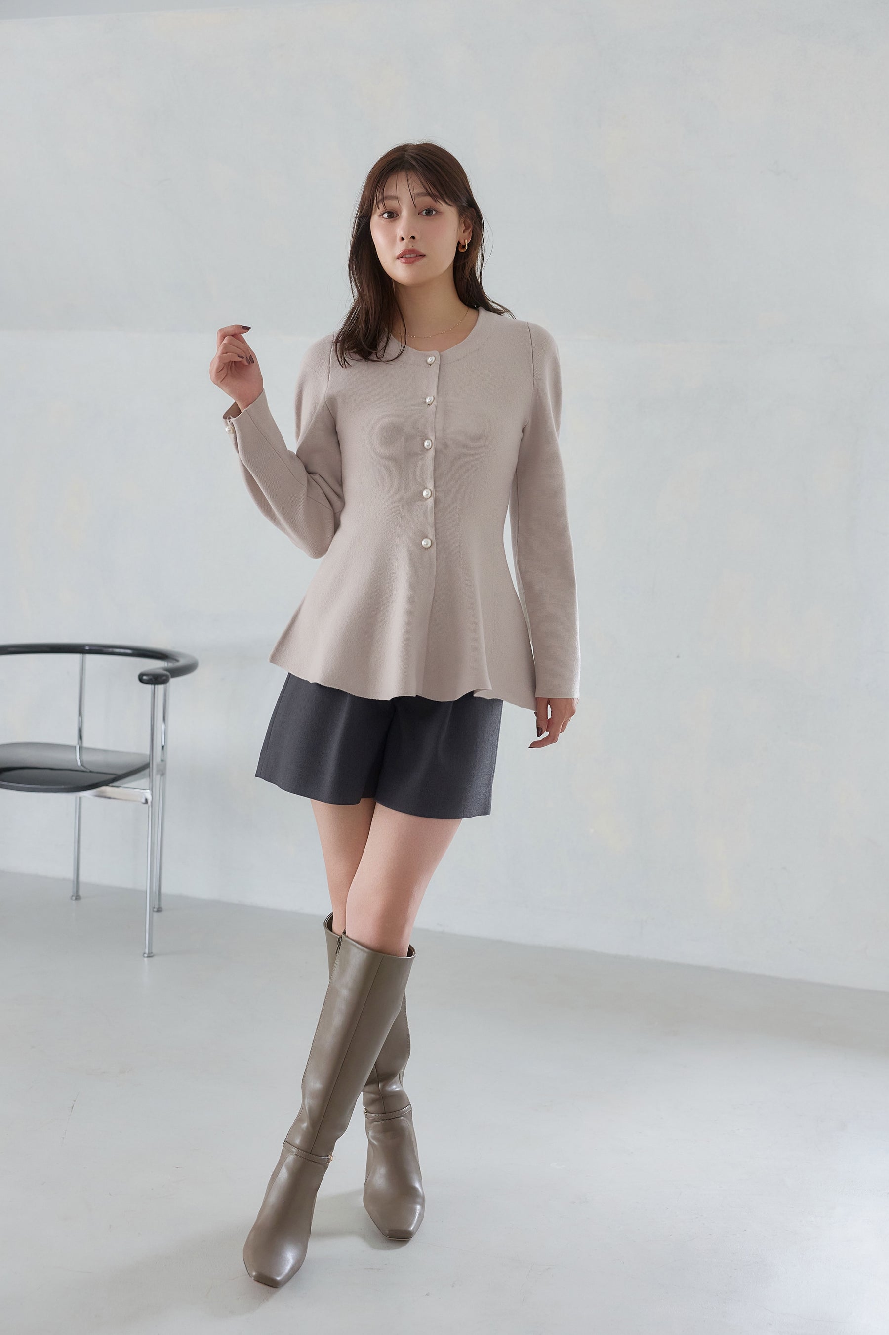 ［Essentia］Curved-Sleeve Peplum Knit Jacket