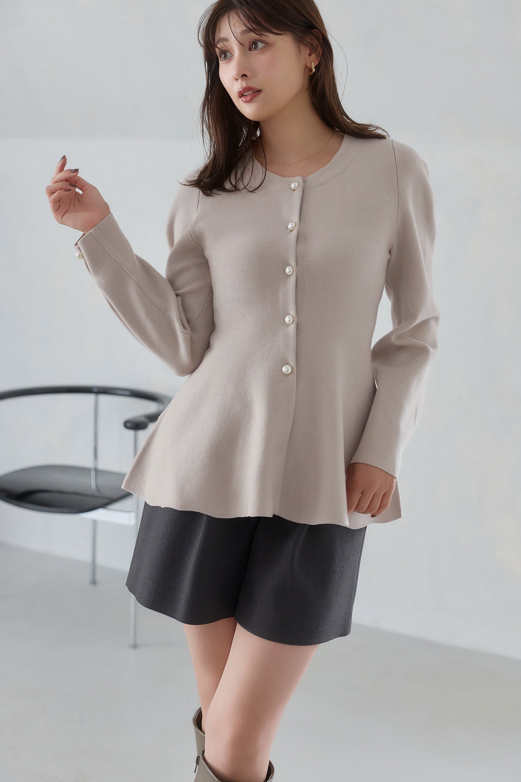 ［Essentia］Curved-Sleeve Peplum Knit Jacket