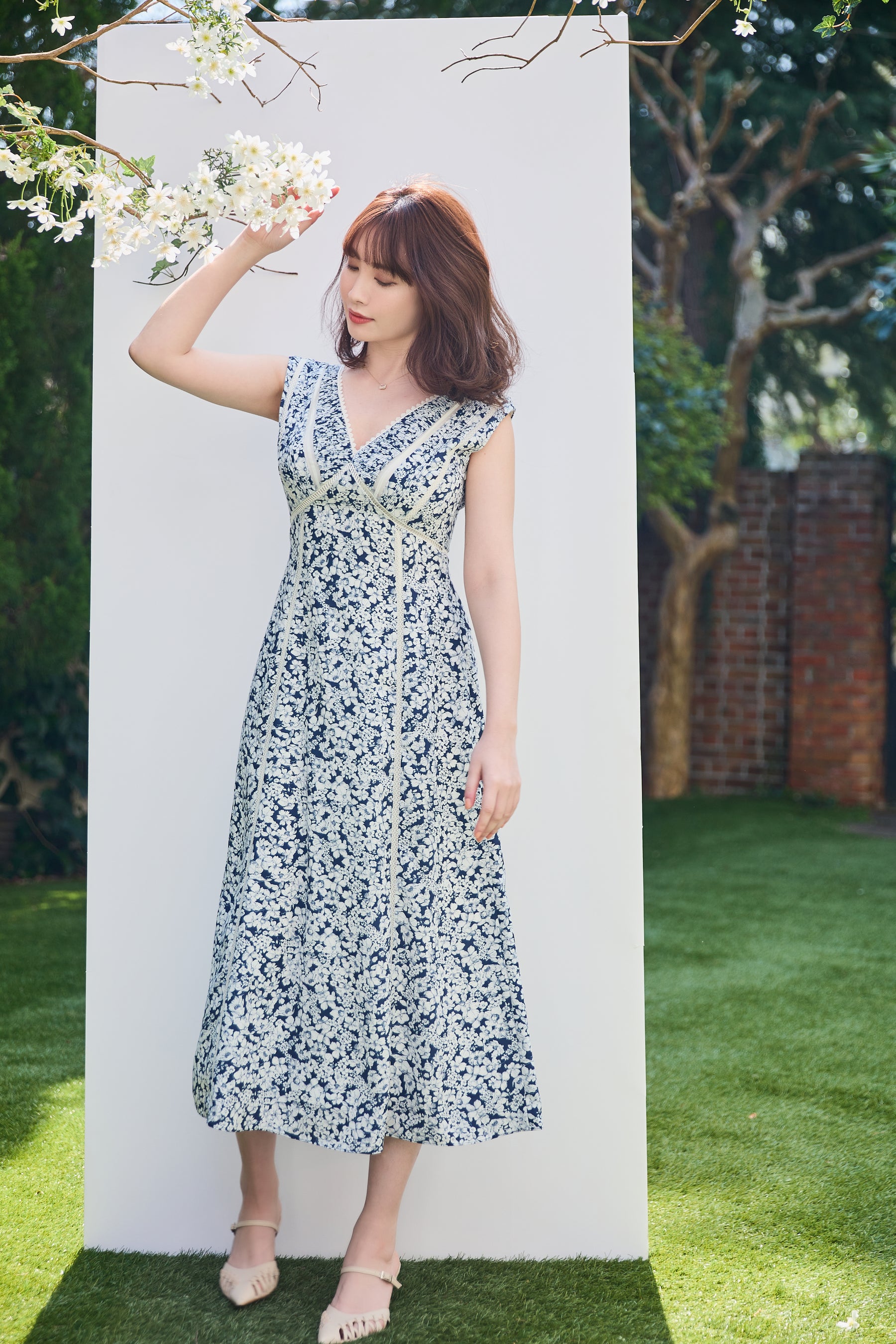 【6月下旬発送】Lace Trimmed Floral Dress