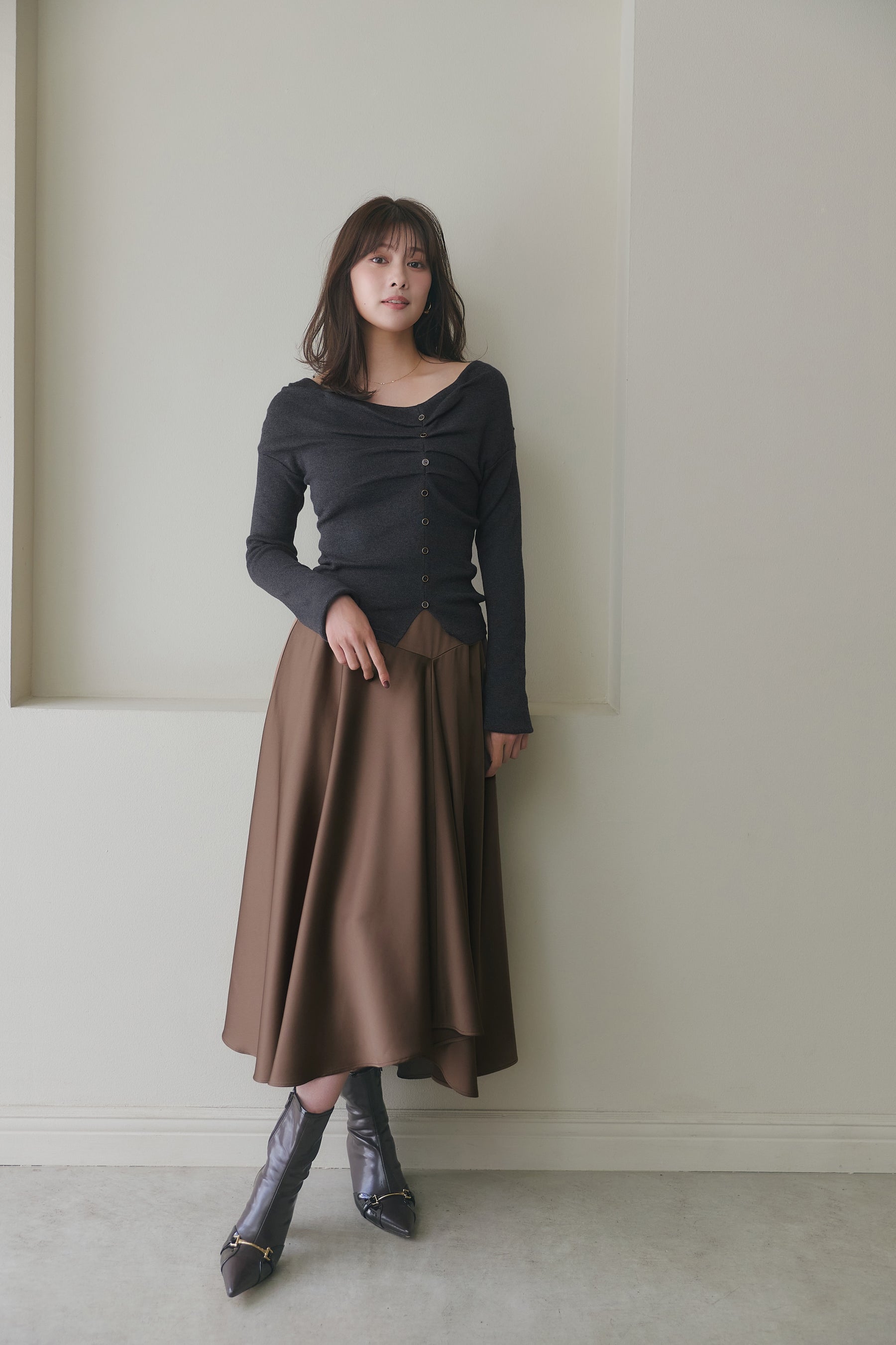 [Ships in last September]［Essentia］Asymmetric-Hem Satin Skirt