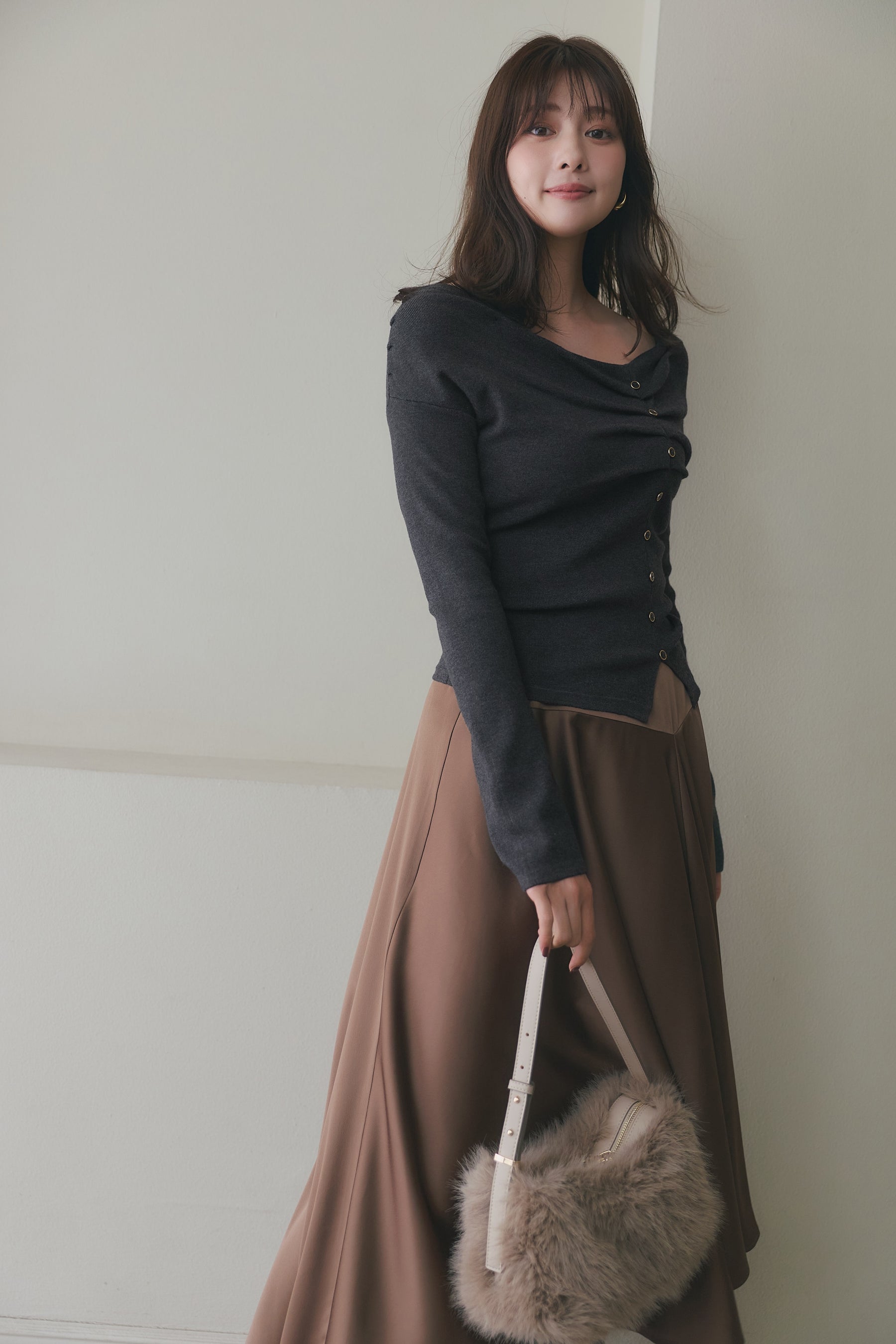 [Ships in last September]［Essentia］Asymmetric-Hem Satin Skirt