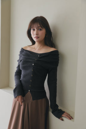[Ships in early October] ［Essentia］Asymmetrical Tucked Knit Top
