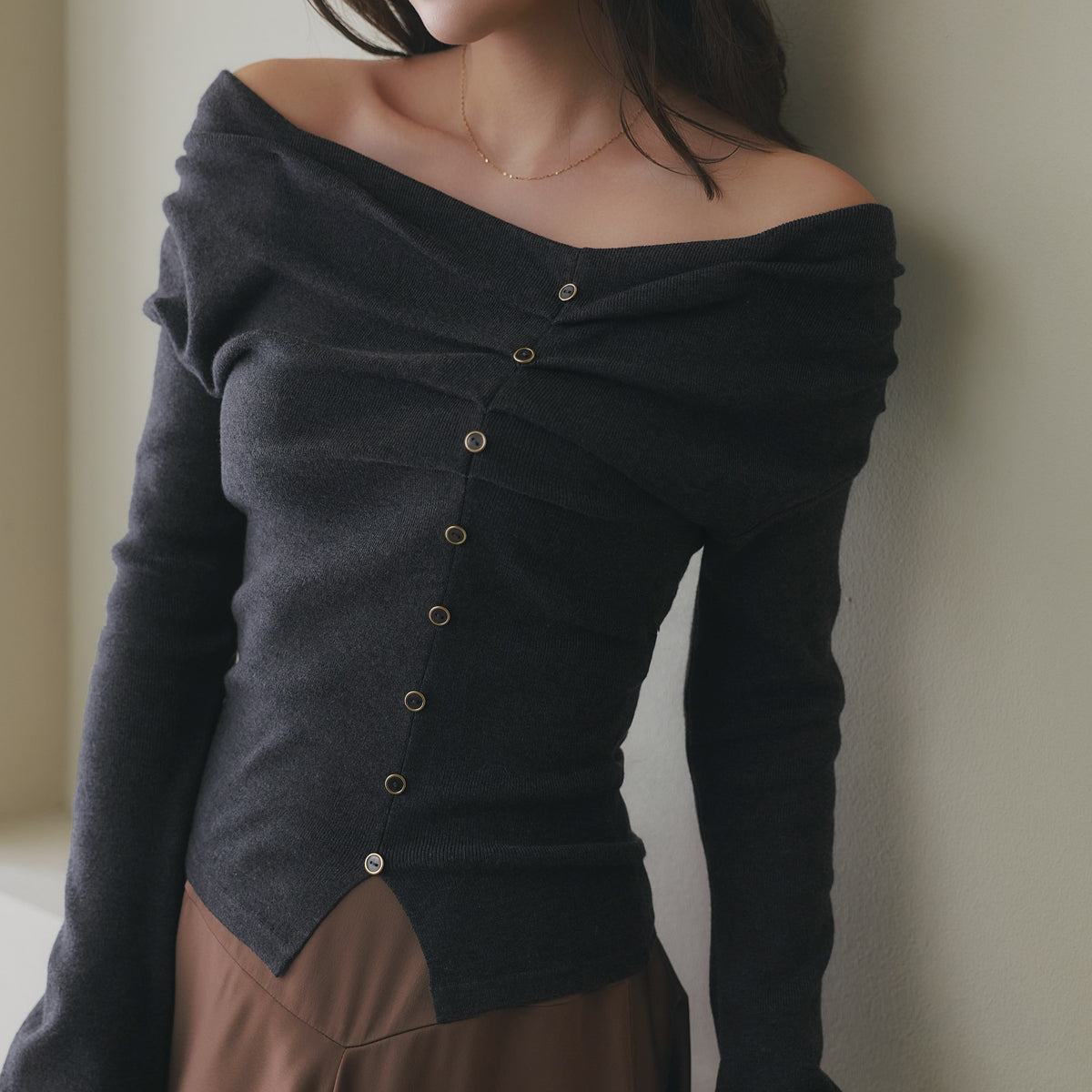 Essentia］Asymmetrical Tucked Knit Top