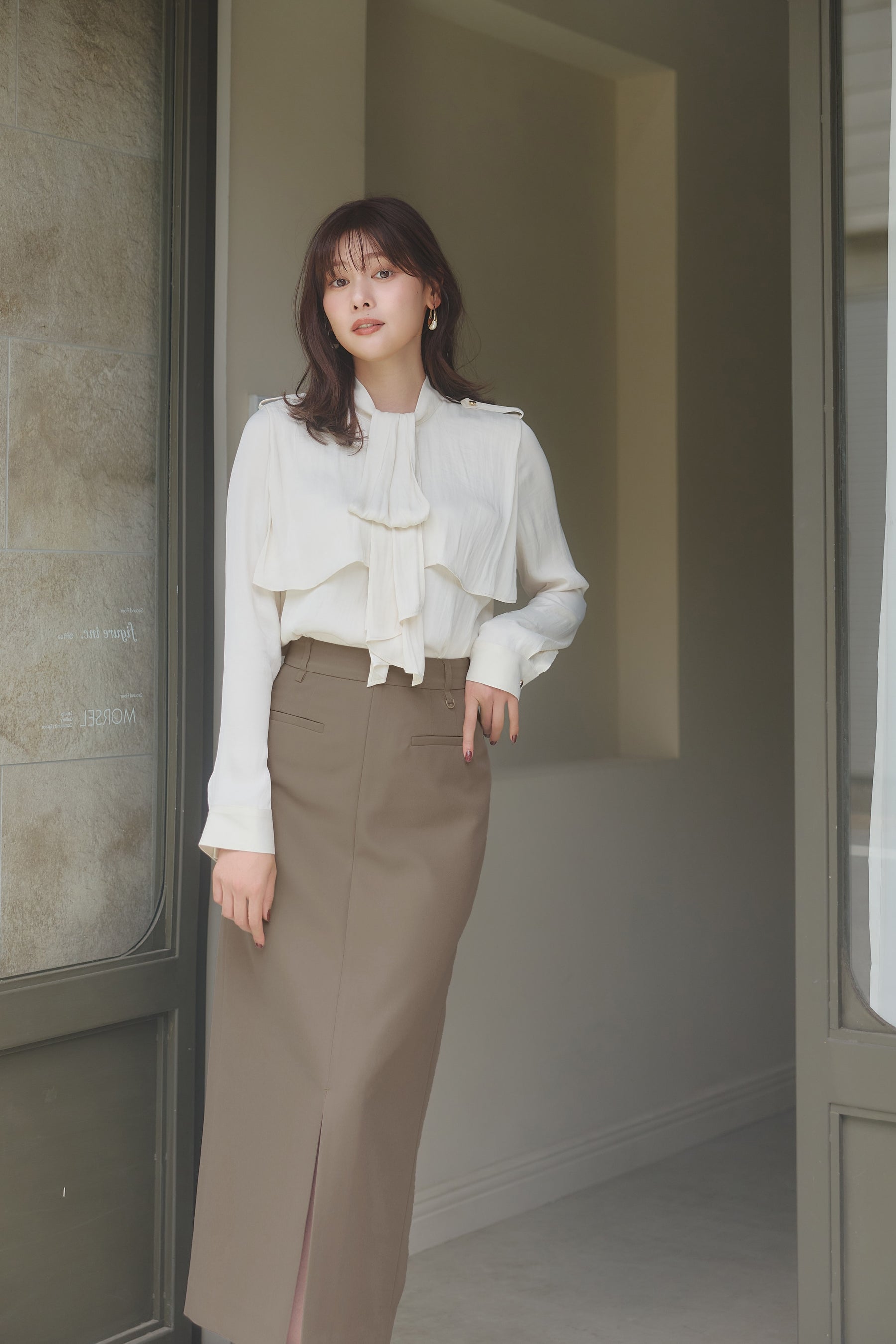 [Ships in early October]［Essentia］Tiered Frill Bow Blouse