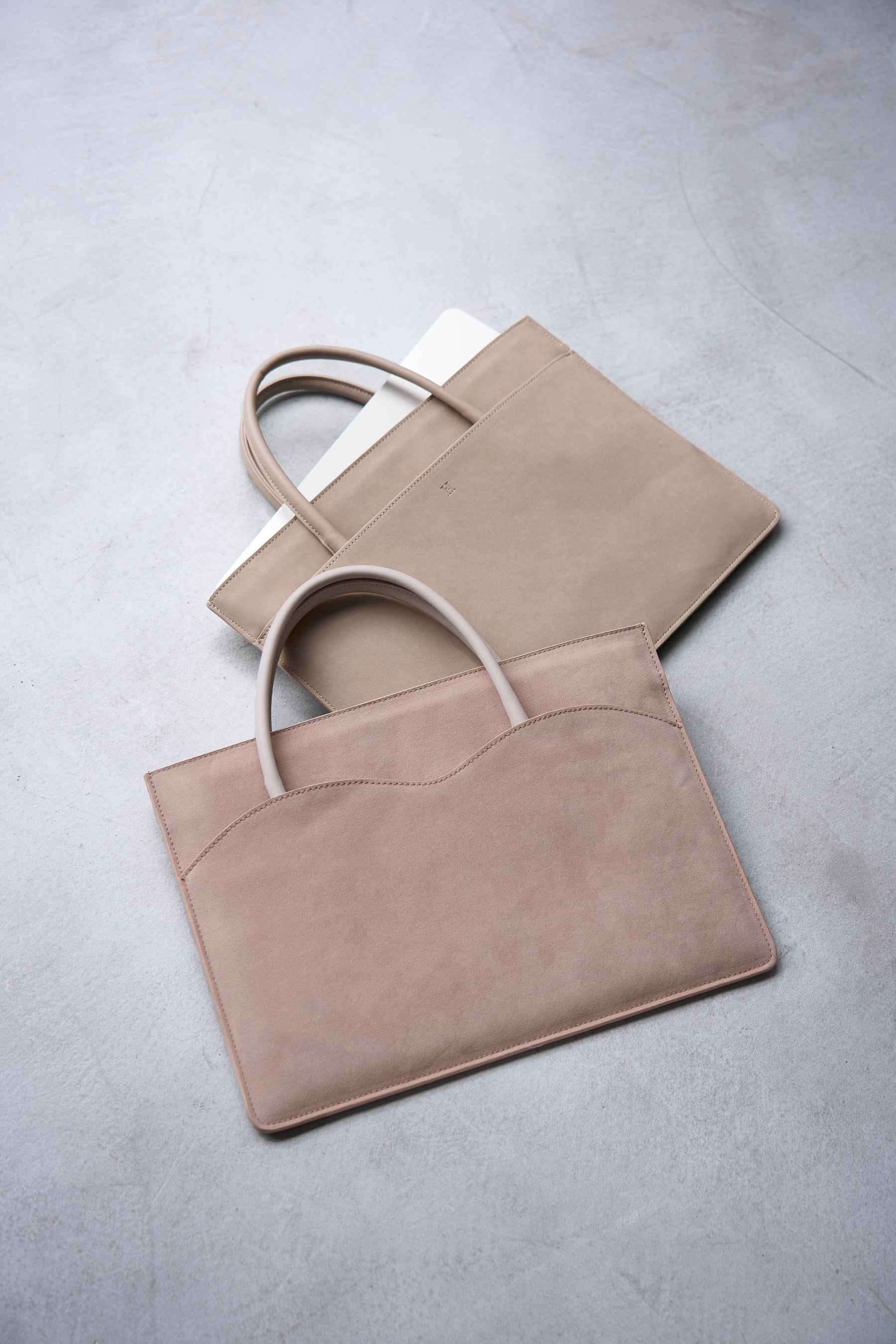 ［FOR HER］【6月中旬発送】Lip-Shaped PC Bag