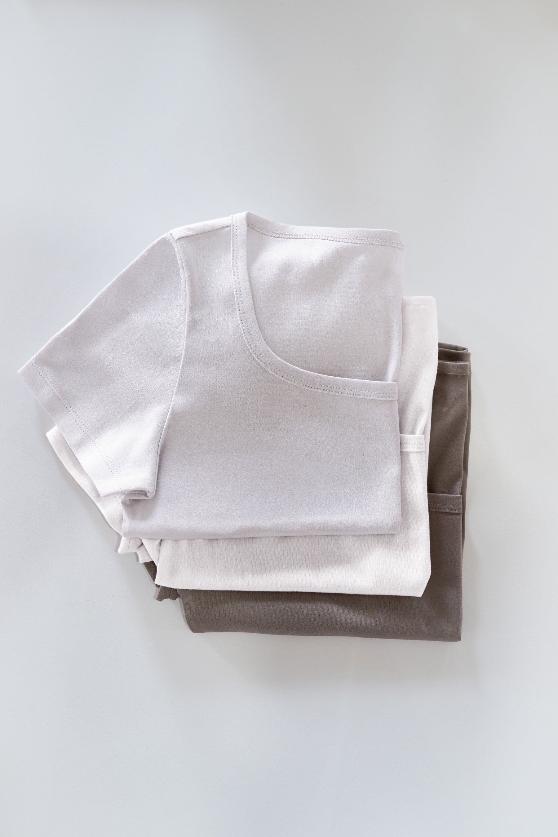 【7月中旬発送】【taupe / mocha / black】［Essentia］Essentia Basic Tee