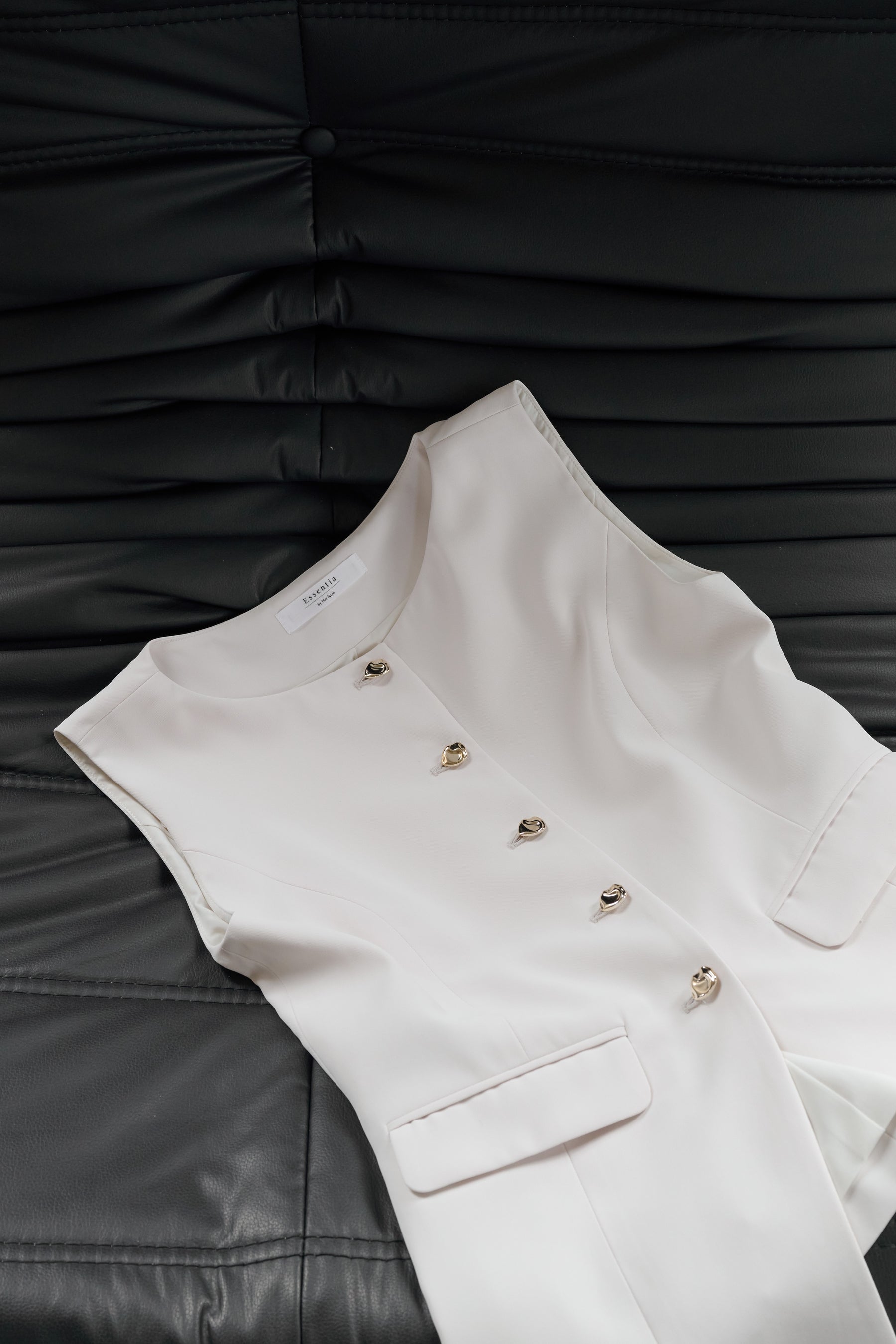 【7月下旬発送】［Essentia］Gold Button Vest