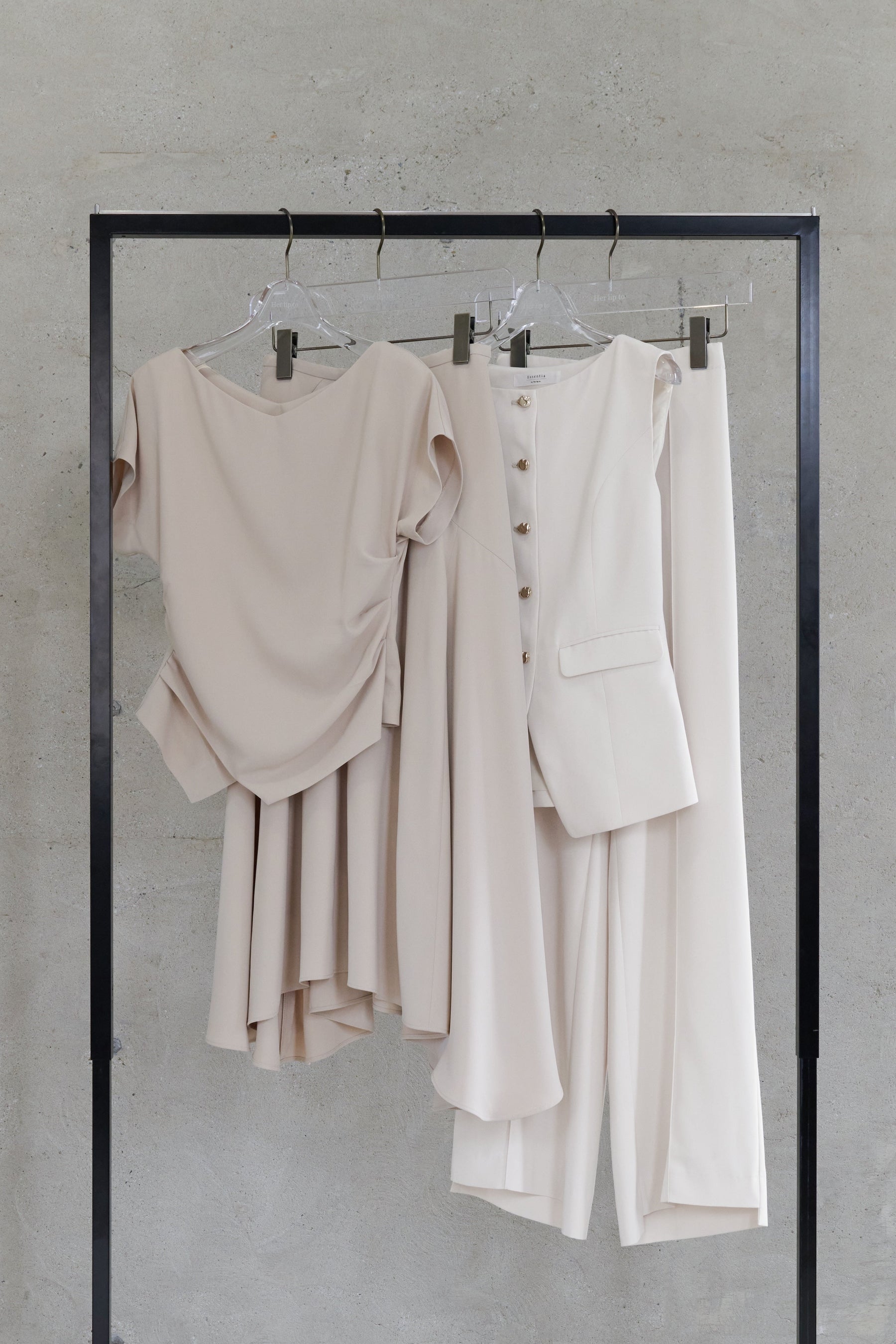 Essentia] Asymmetric-Hem Gathered Top