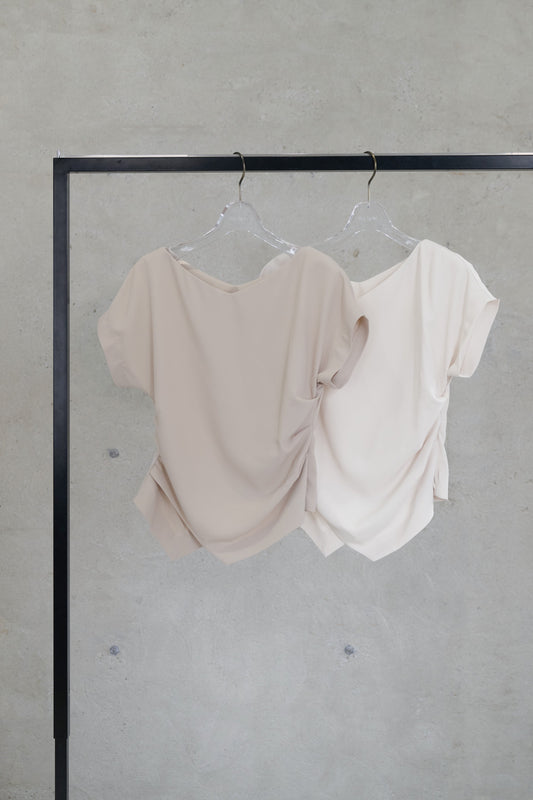 ［Essentia］Asymmetric-Hem Gathered Top