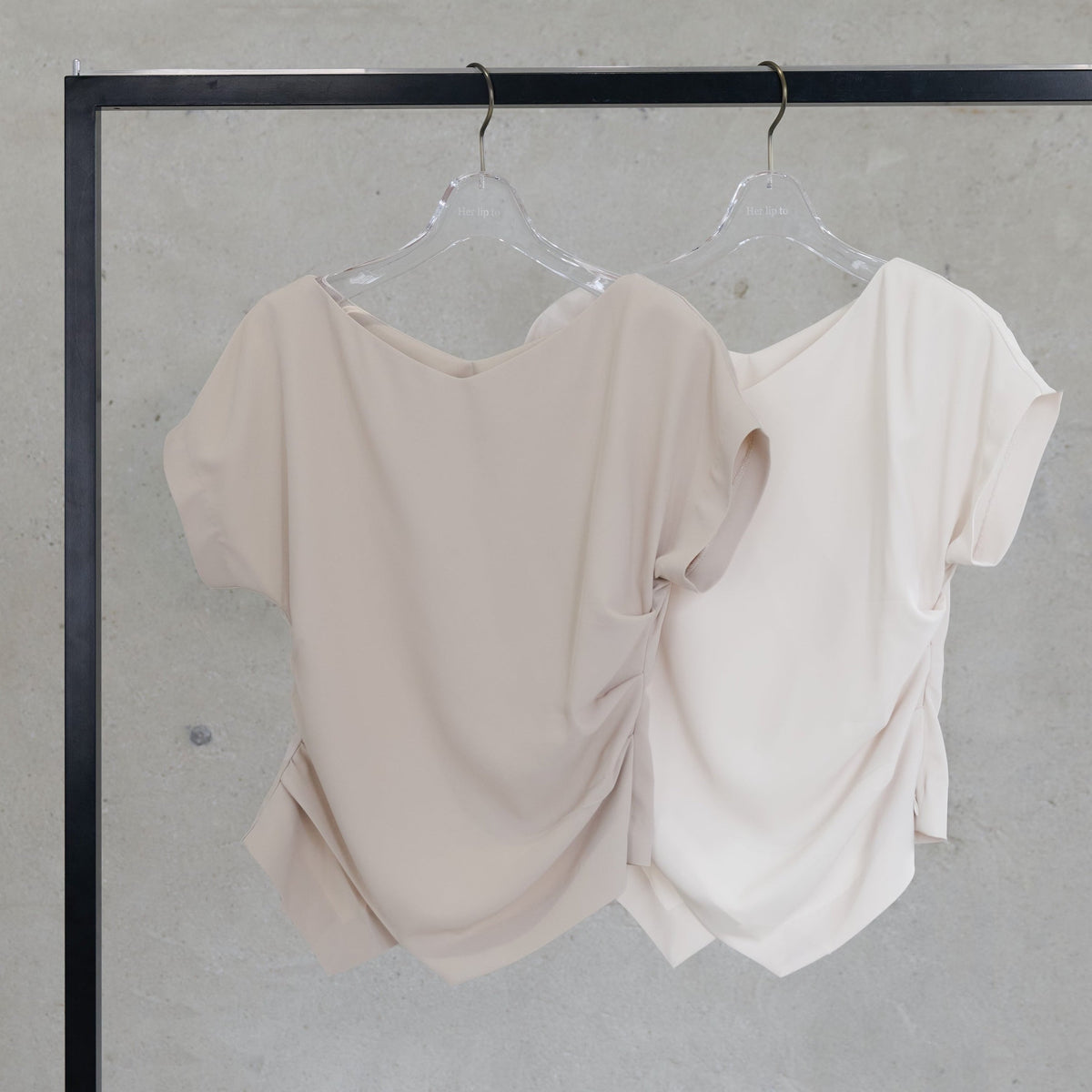Ships in last July] [Essentia] Asymmetric-Hem Gathered Top