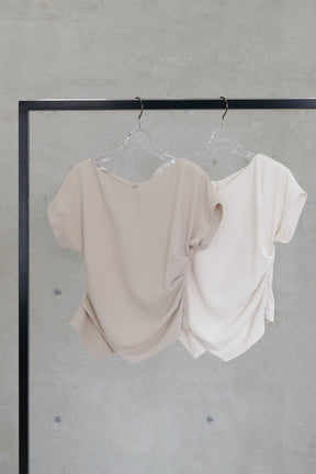  [Ships in last July] [Essentia] Asymmetric-Hem Gathered Top
