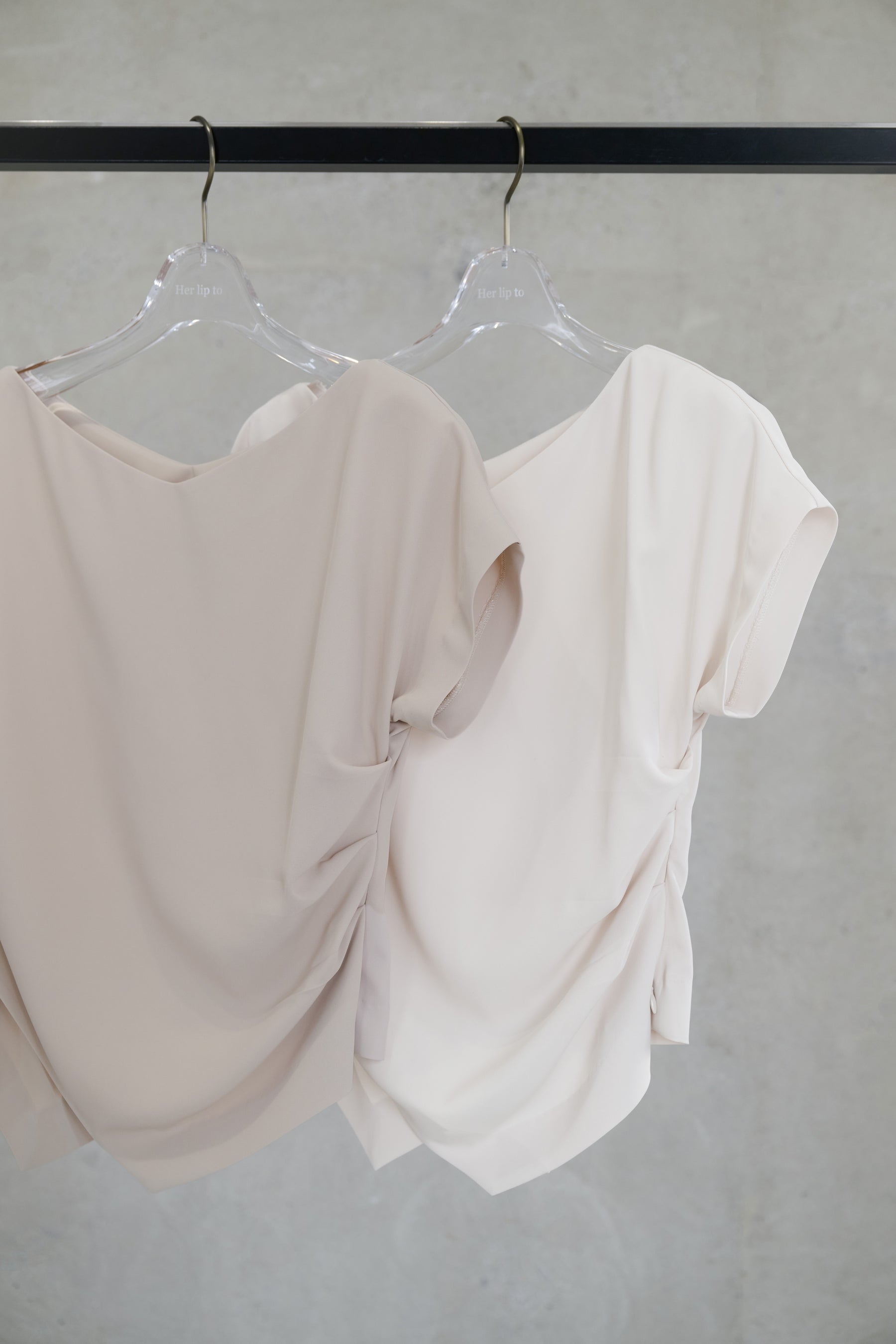  [Ships in last July] [Essentia] Asymmetric-Hem Gathered Top