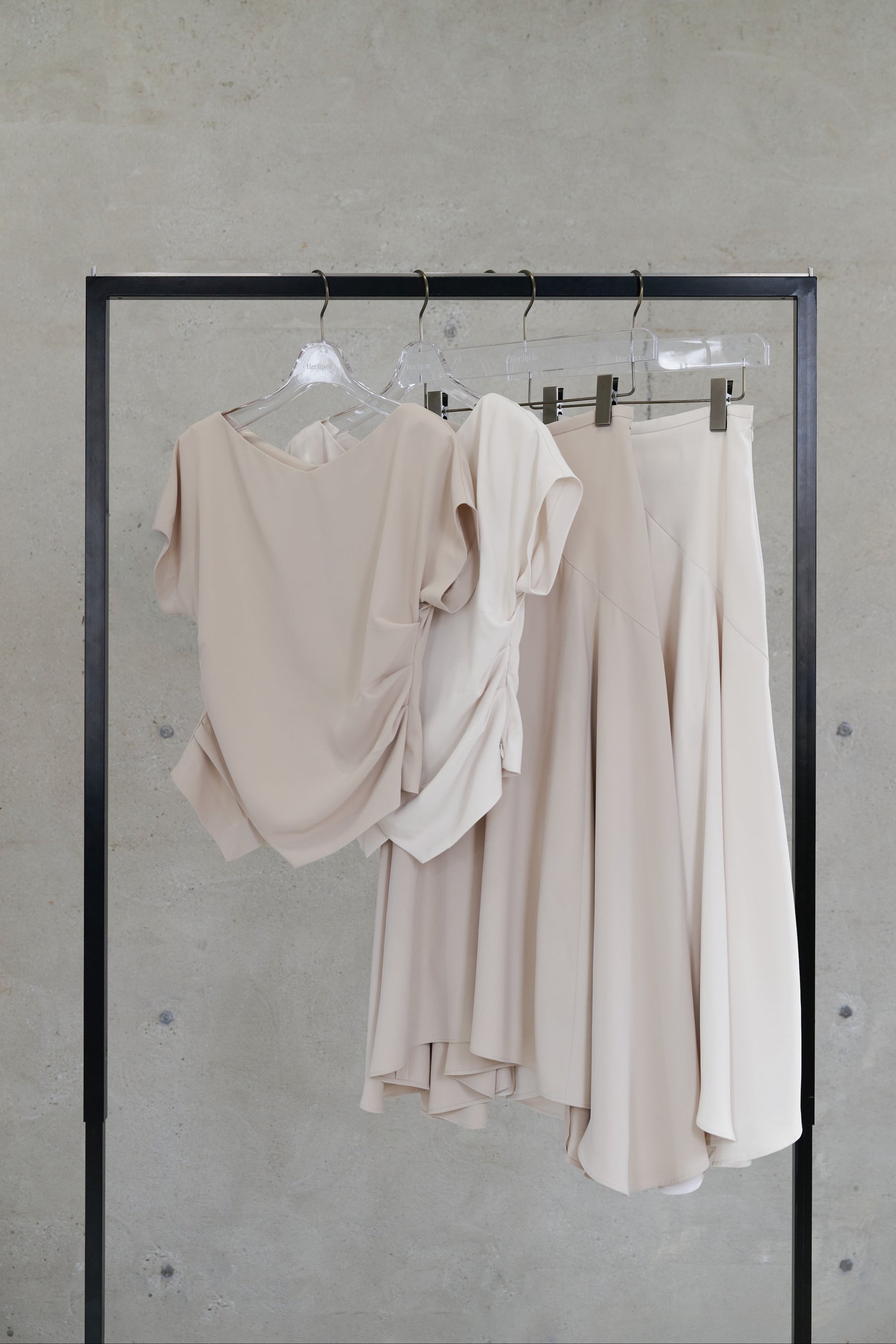  [Ships in last July] [Essentia] Asymmetric-Hem Gathered Top