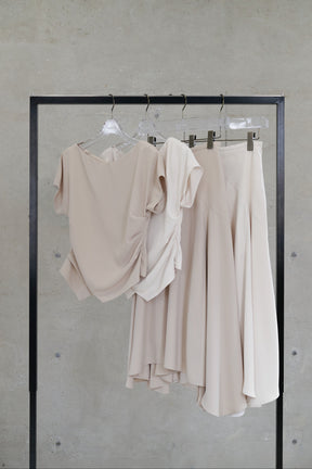  [Ships in last July] [Essentia] Asymmetric-Hem Gathered Top